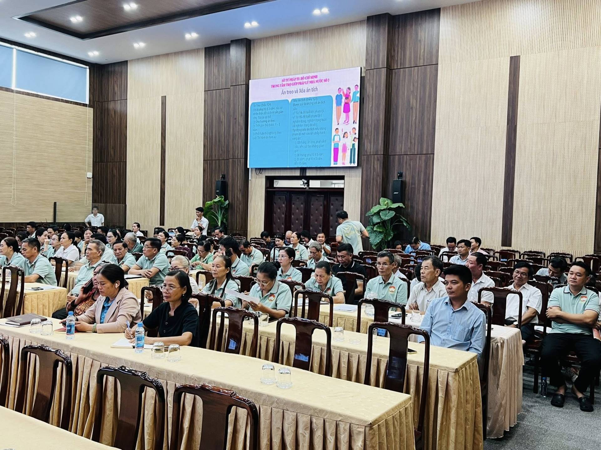 C&oacute; thể l&agrave; h&igrave;nh ảnh về học tập, c&aacute;i bục v&agrave; văn bản