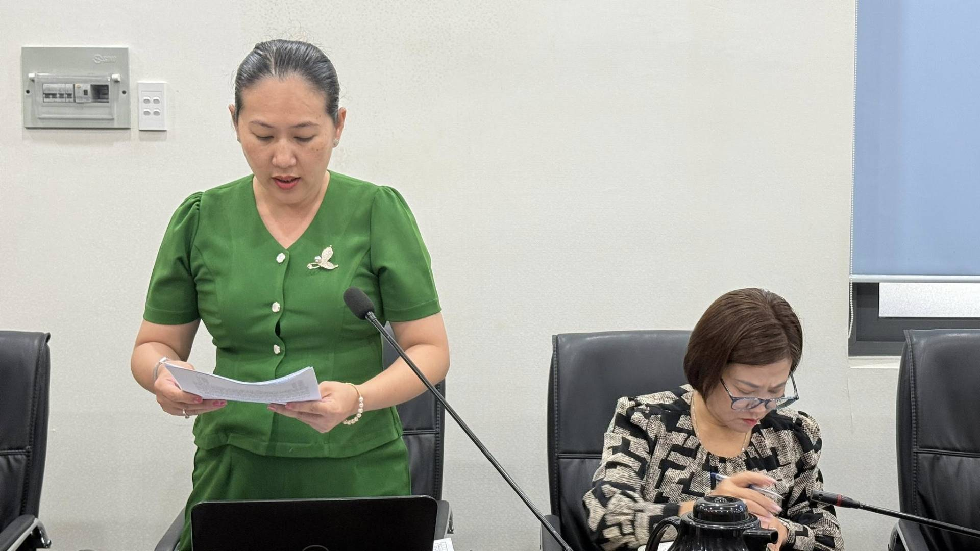 C&oacute; thể l&agrave; h&igrave;nh ảnh về một hoặc nhiều người, mọi người đang học v&agrave; văn bản