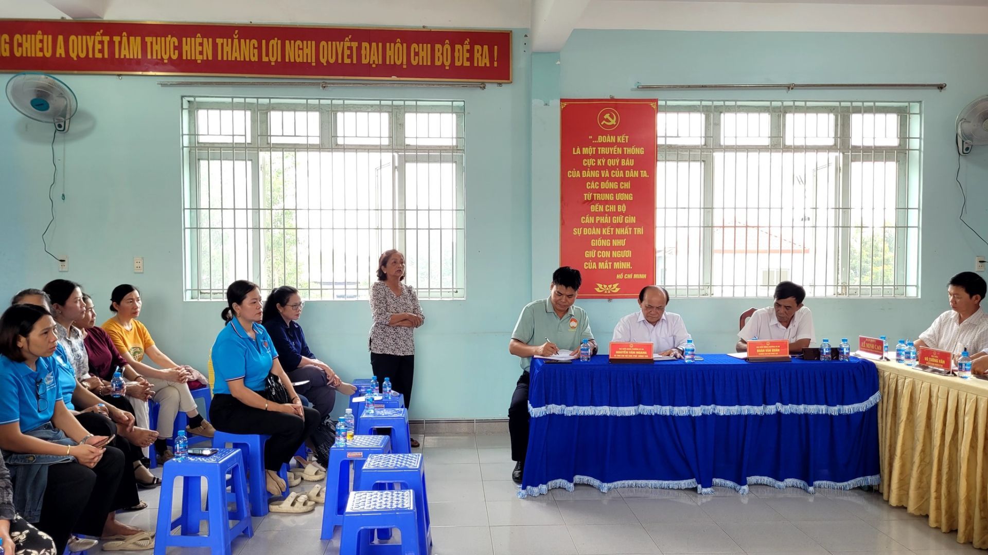 C&oacute; thể l&agrave; h&igrave;nh ảnh về một hoặc nhiều người, b&agrave;n, c&aacute;i bục v&agrave; văn bản