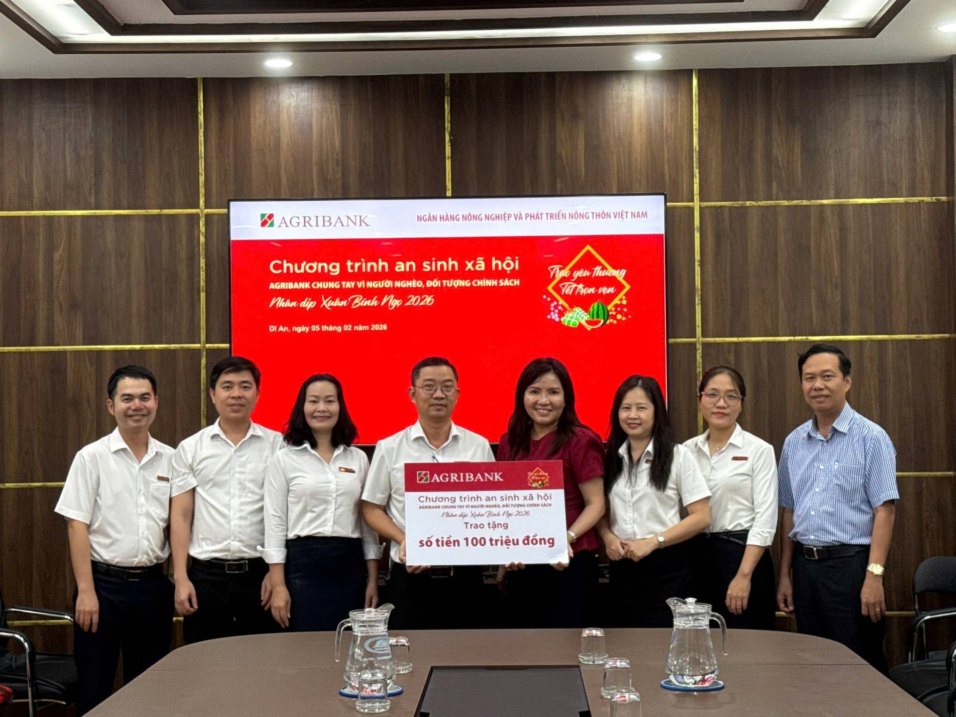 C&oacute; thể l&agrave; h&igrave;nh ảnh về một hoặc nhiều người v&agrave; văn bản