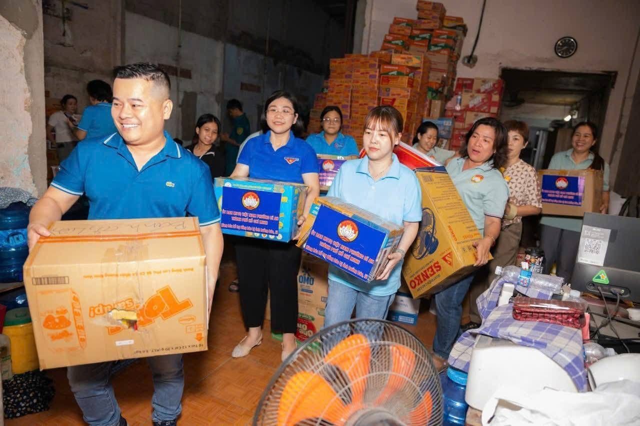 C&oacute; thể l&agrave; h&igrave;nh ảnh về một hoặc nhiều người v&agrave; văn bản