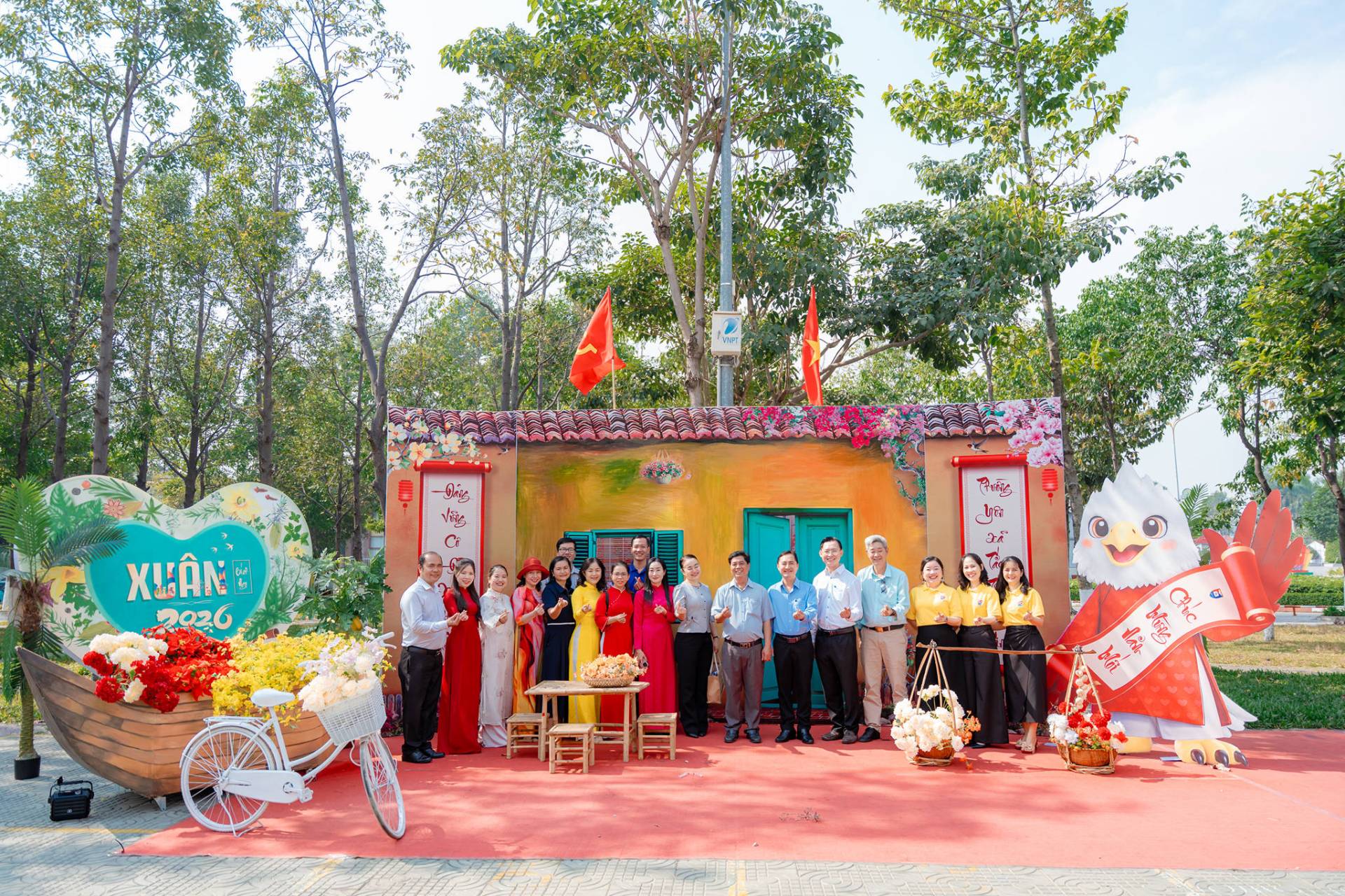 C&oacute; thể l&agrave; h&igrave;nh ảnh về một hoặc nhiều người v&agrave; văn bản