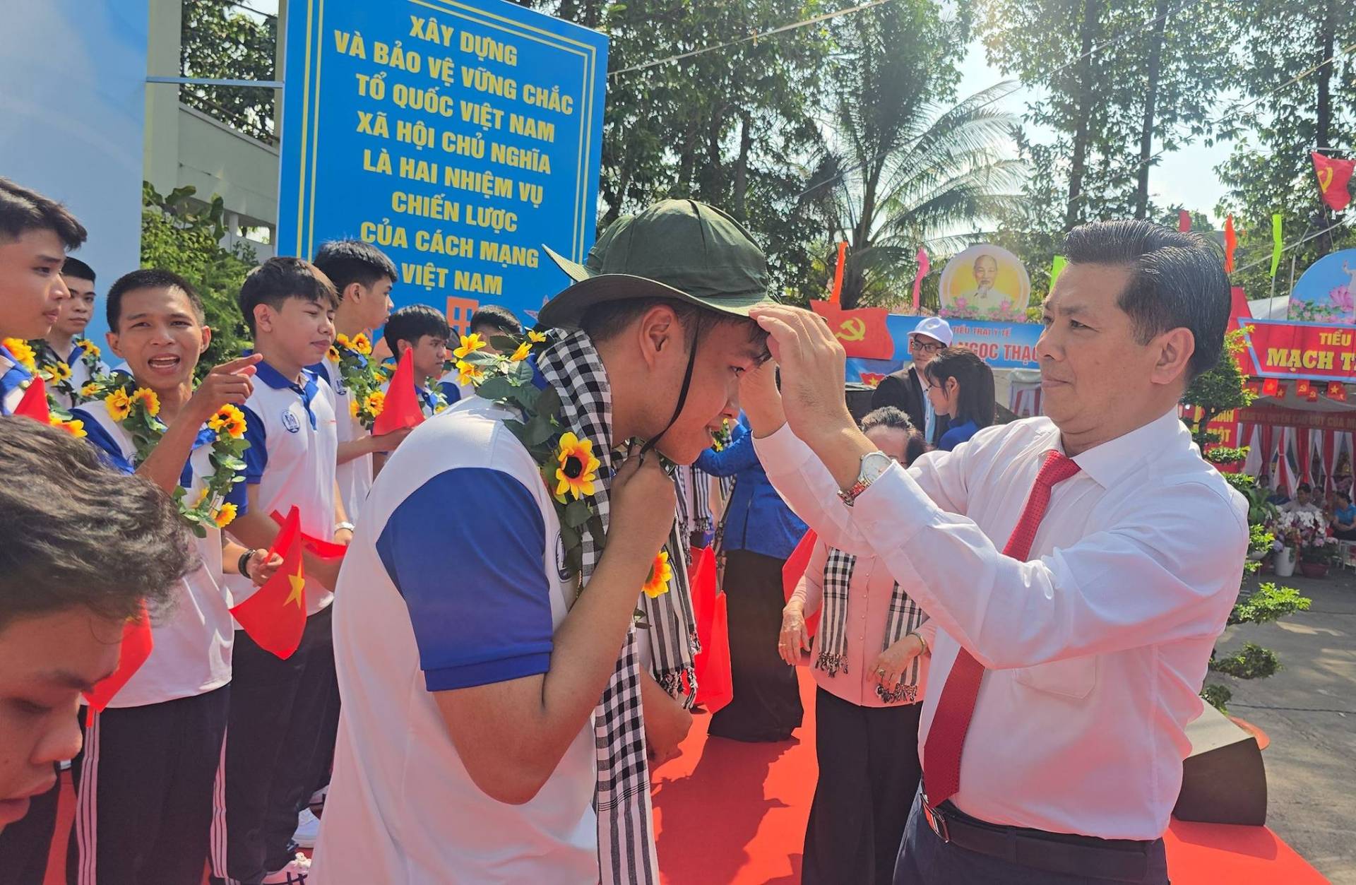 C&oacute; thể l&agrave; h&igrave;nh ảnh về một hoặc nhiều người v&agrave; văn bản cho biết 'V&Agrave; B&Aacute;O VỆ X&Acirc;Y DỤNG TỔ QUỐC VIỆT VỮNG CHẮC X&Atilde; HỘI L&Agrave; HAI NHIỆM VỤ CHỦ NAM NGHĨA CHI&Ecirc;N LƯỢC 中社 CỦA C&Aacute;CH MẠNG VIỆT NAM COC THAC TIẾU MACH মातয় পসশत'