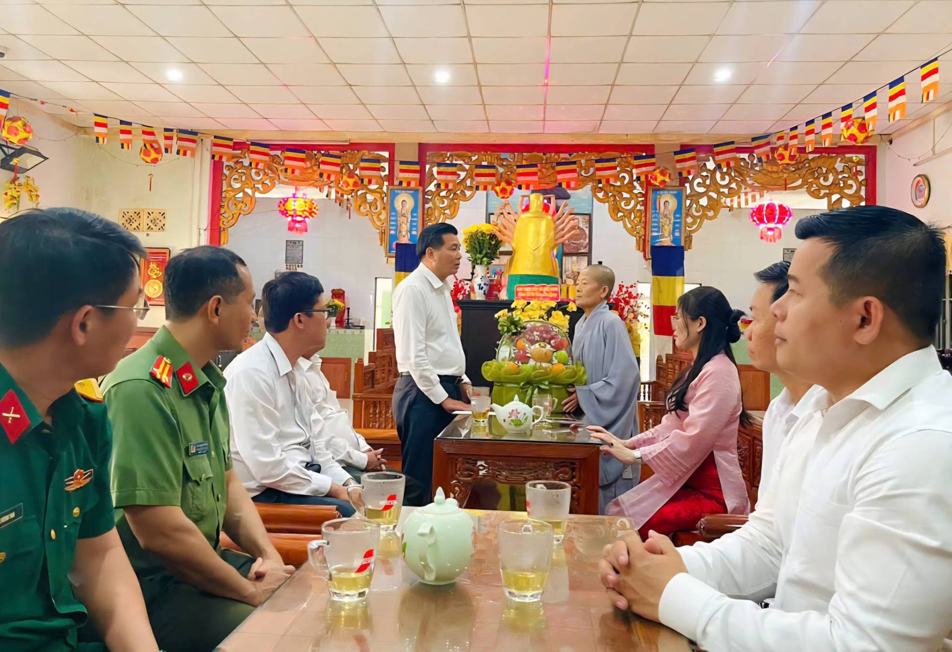 C&oacute; thể l&agrave; h&igrave;nh ảnh về một hoặc nhiều người, đền thờ v&agrave; văn bản