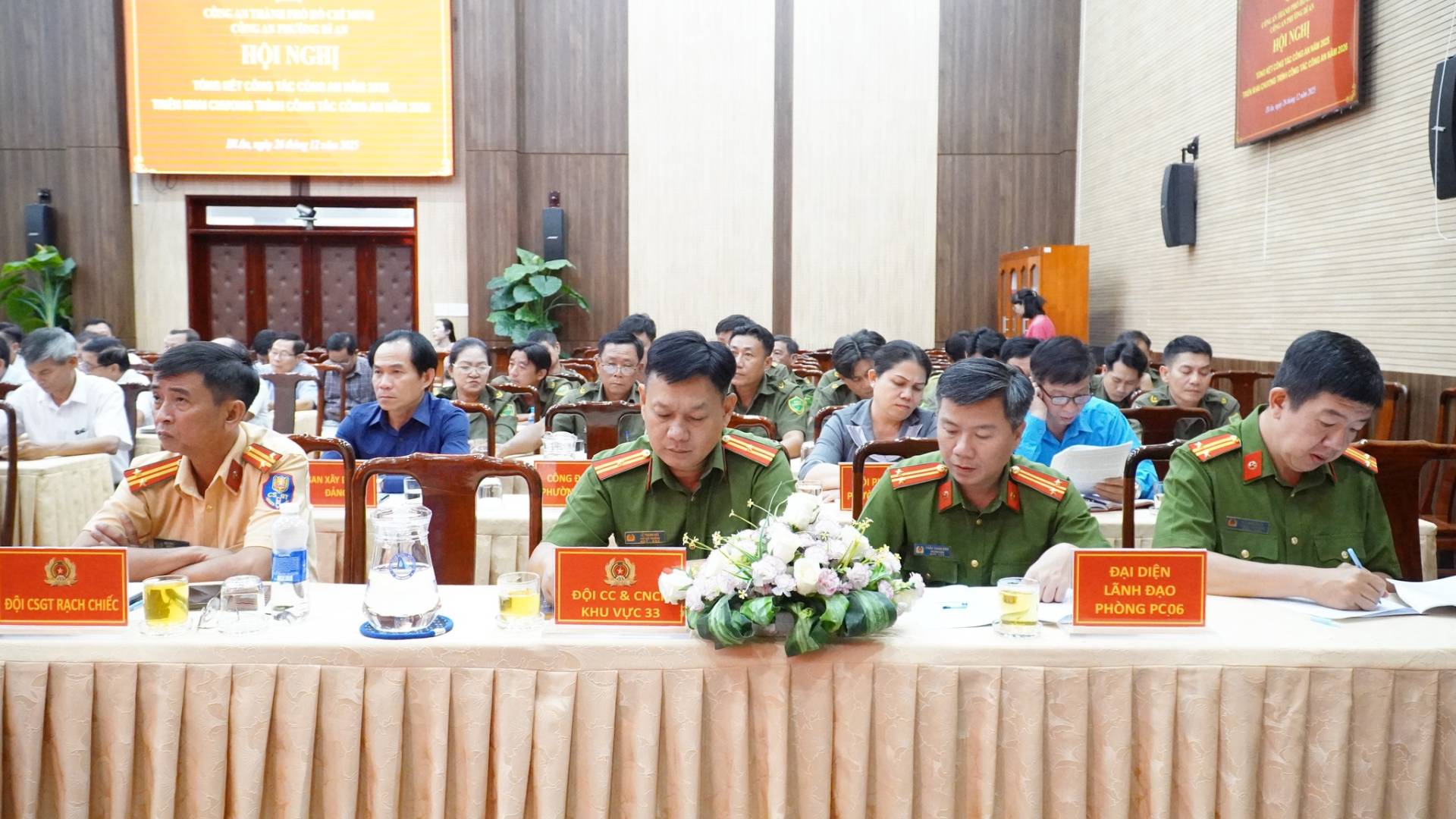 C&oacute; thể l&agrave; h&igrave;nh ảnh về một hoặc nhiều người, c&aacute;i bục v&agrave; văn bản