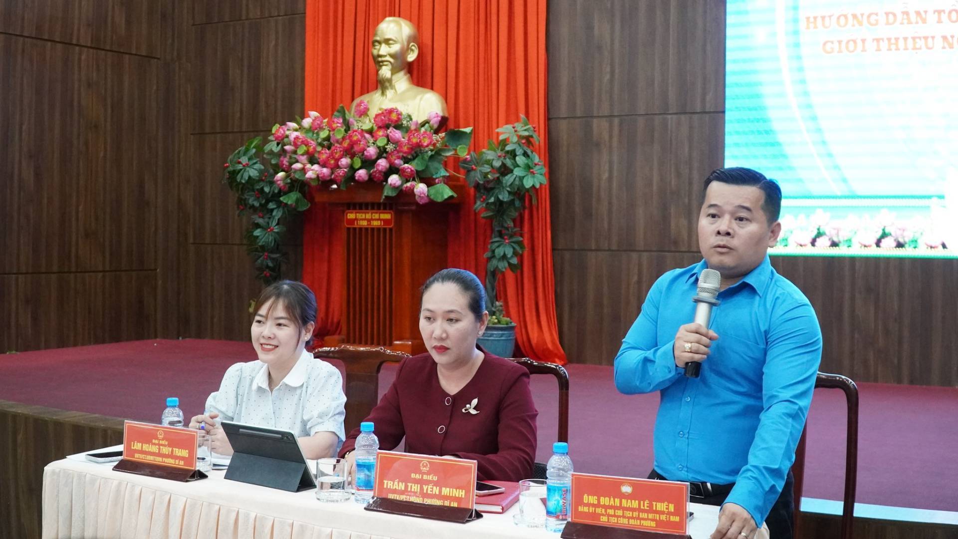 C&oacute; thể l&agrave; h&igrave;nh ảnh về một hoặc nhiều người, đền thờ, c&aacute;i bục v&agrave; văn bản