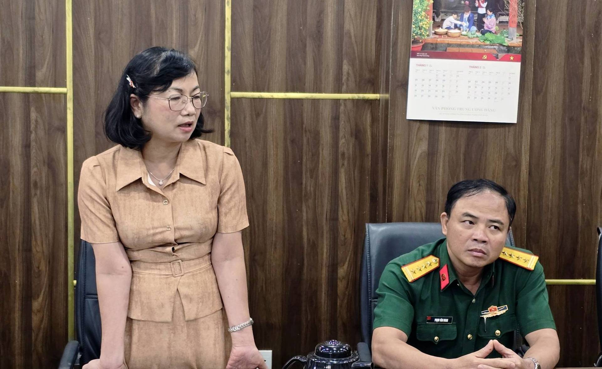 C&oacute; thể l&agrave; h&igrave;nh ảnh về một hoặc nhiều người v&agrave; văn bản