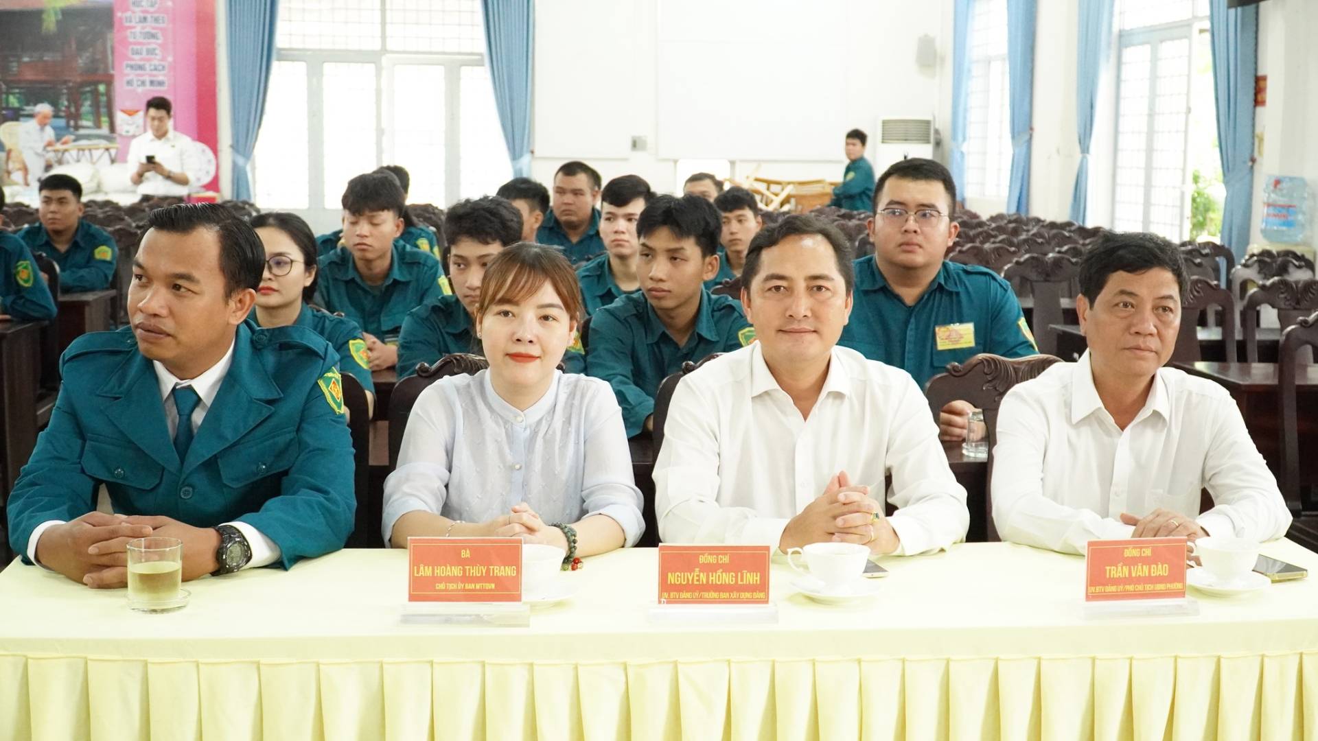 C&oacute; thể l&agrave; h&igrave;nh ảnh về một hoặc nhiều người v&agrave; văn bản