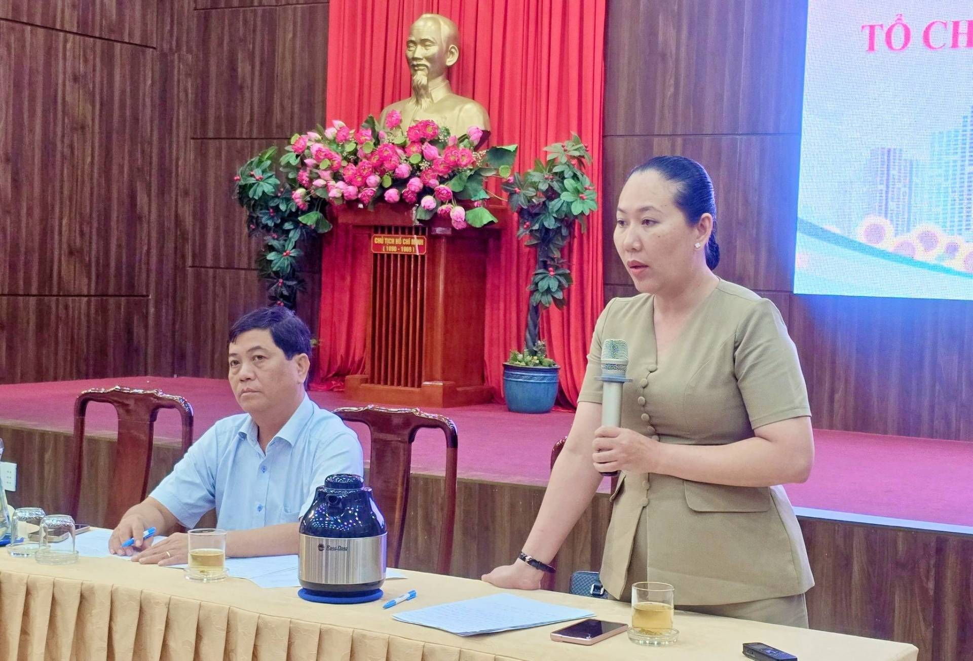 C&oacute; thể l&agrave; h&igrave;nh ảnh về một hoặc nhiều người, c&aacute;i bục, đền thờ v&agrave; văn bản