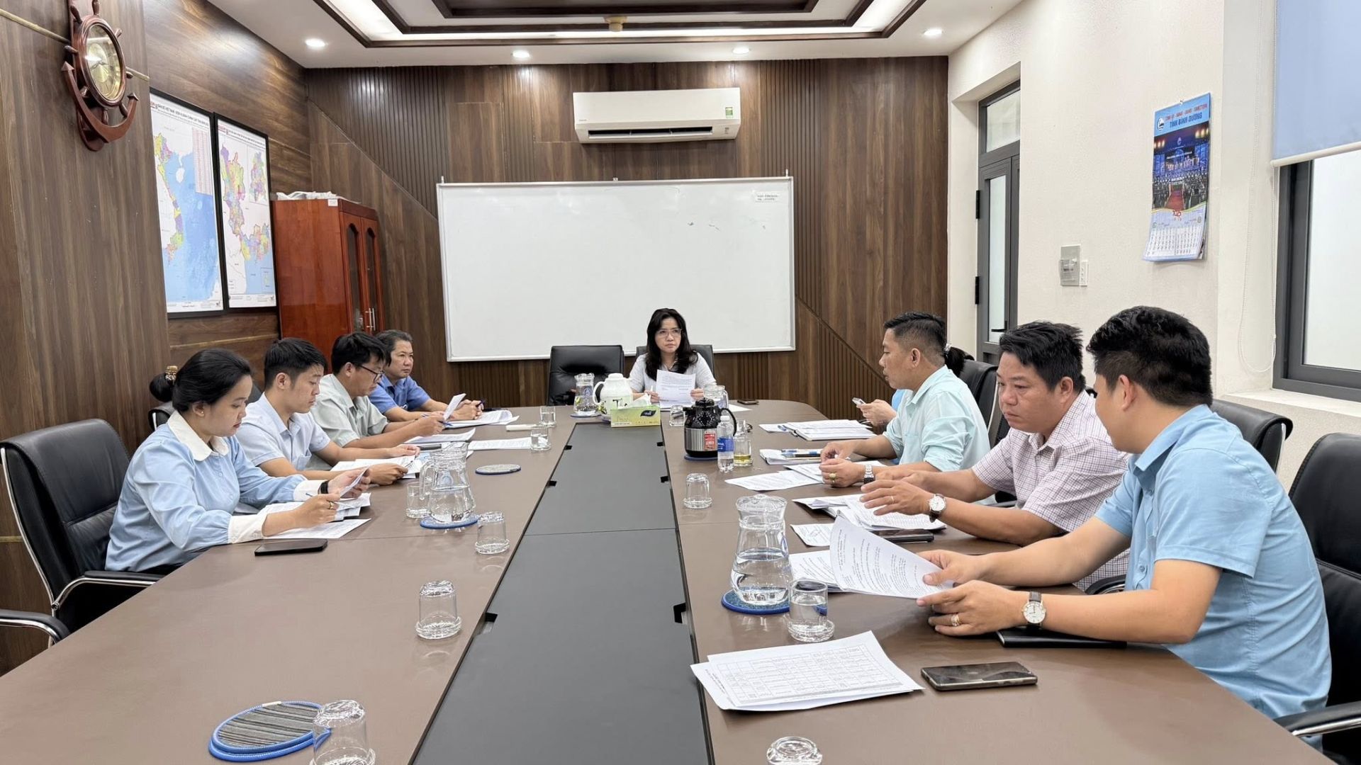 C&oacute; thể l&agrave; h&igrave;nh ảnh về 6 người, mọi người đang học, b&agrave;n, tủ ngăn k&eacute;o v&agrave; văn ph&ograve;ng