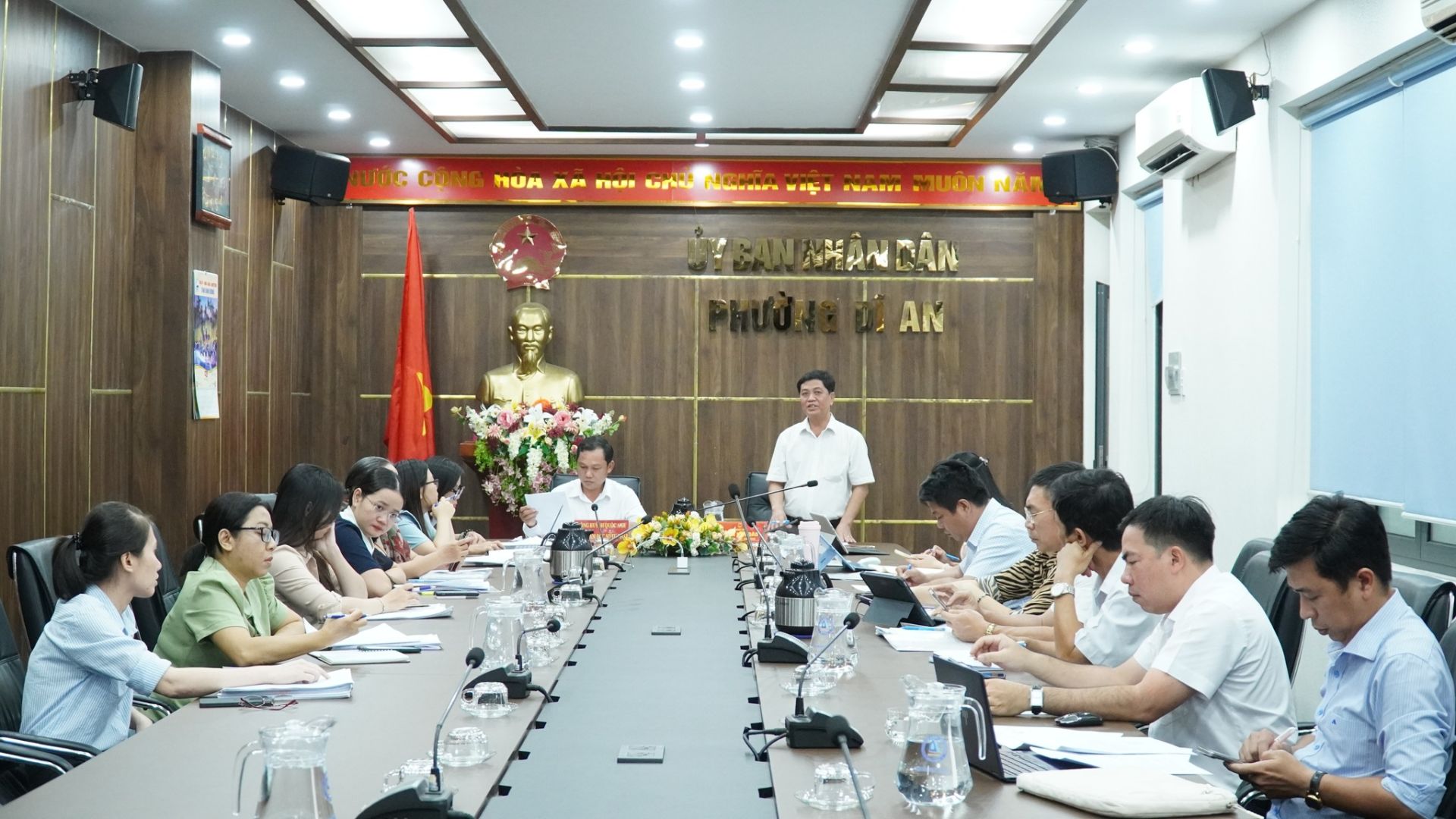 C&oacute; thể l&agrave; h&igrave;nh ảnh về một hoặc nhiều người v&agrave; văn bản