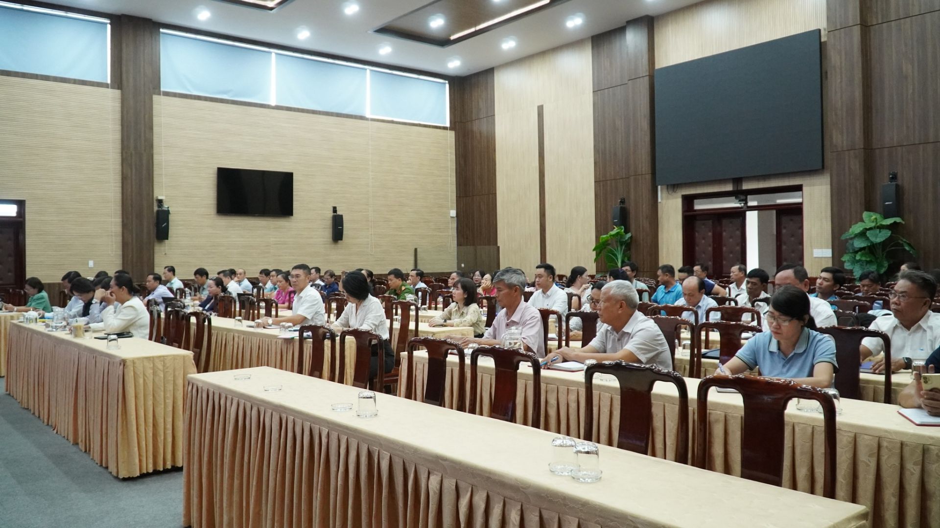 C&oacute; thể l&agrave; h&igrave;nh ảnh về b&agrave;n v&agrave; c&aacute;i bục