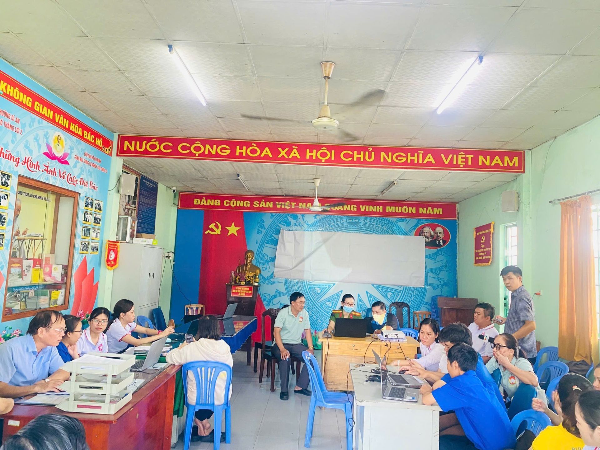 C&oacute; thể l&agrave; h&igrave;nh ảnh về một hoặc nhiều người, mọi người đang học v&agrave; văn bản