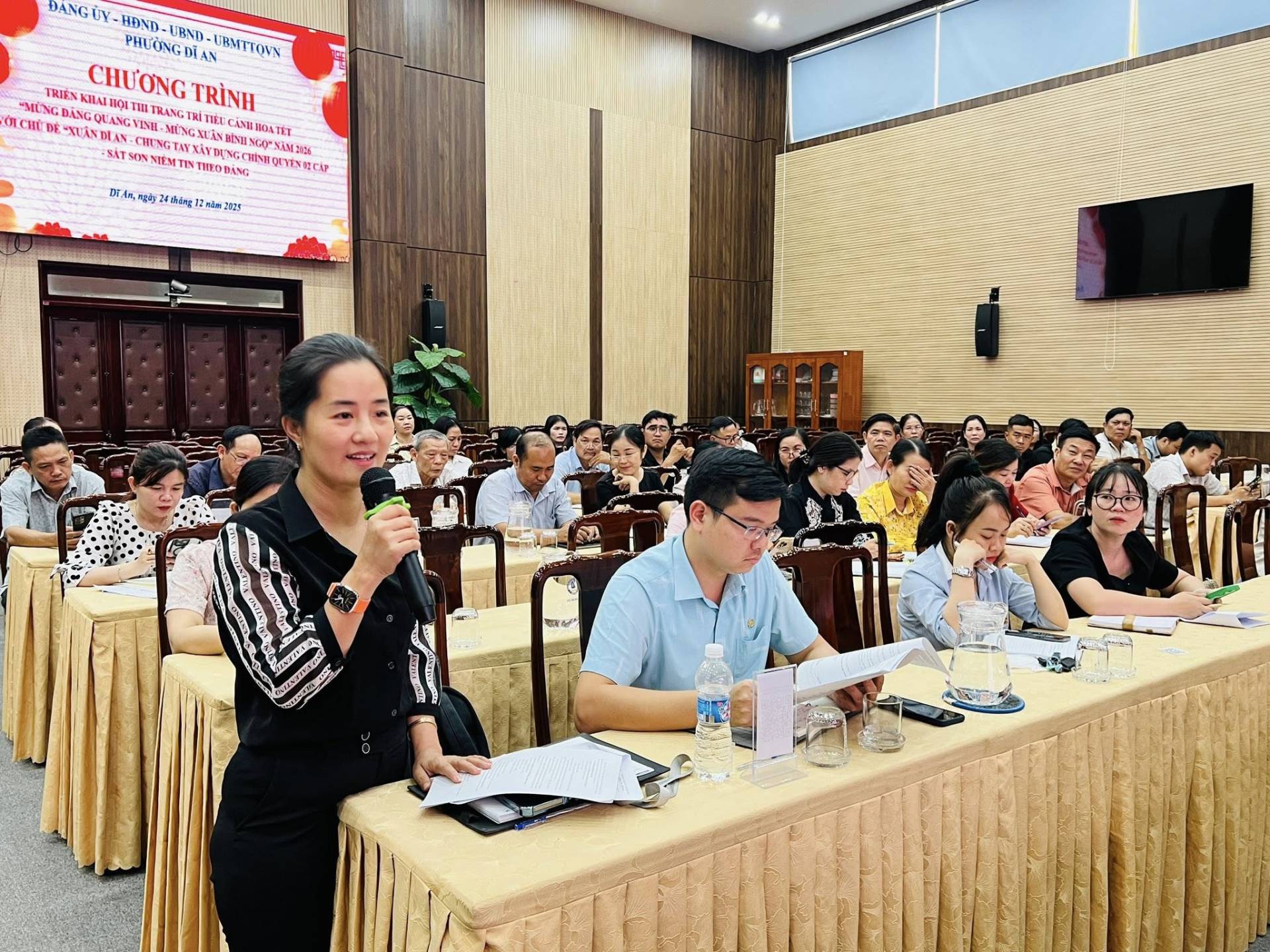 C&oacute; thể l&agrave; h&igrave;nh ảnh về một hoặc nhiều người, mọi người đang học v&agrave; văn bản