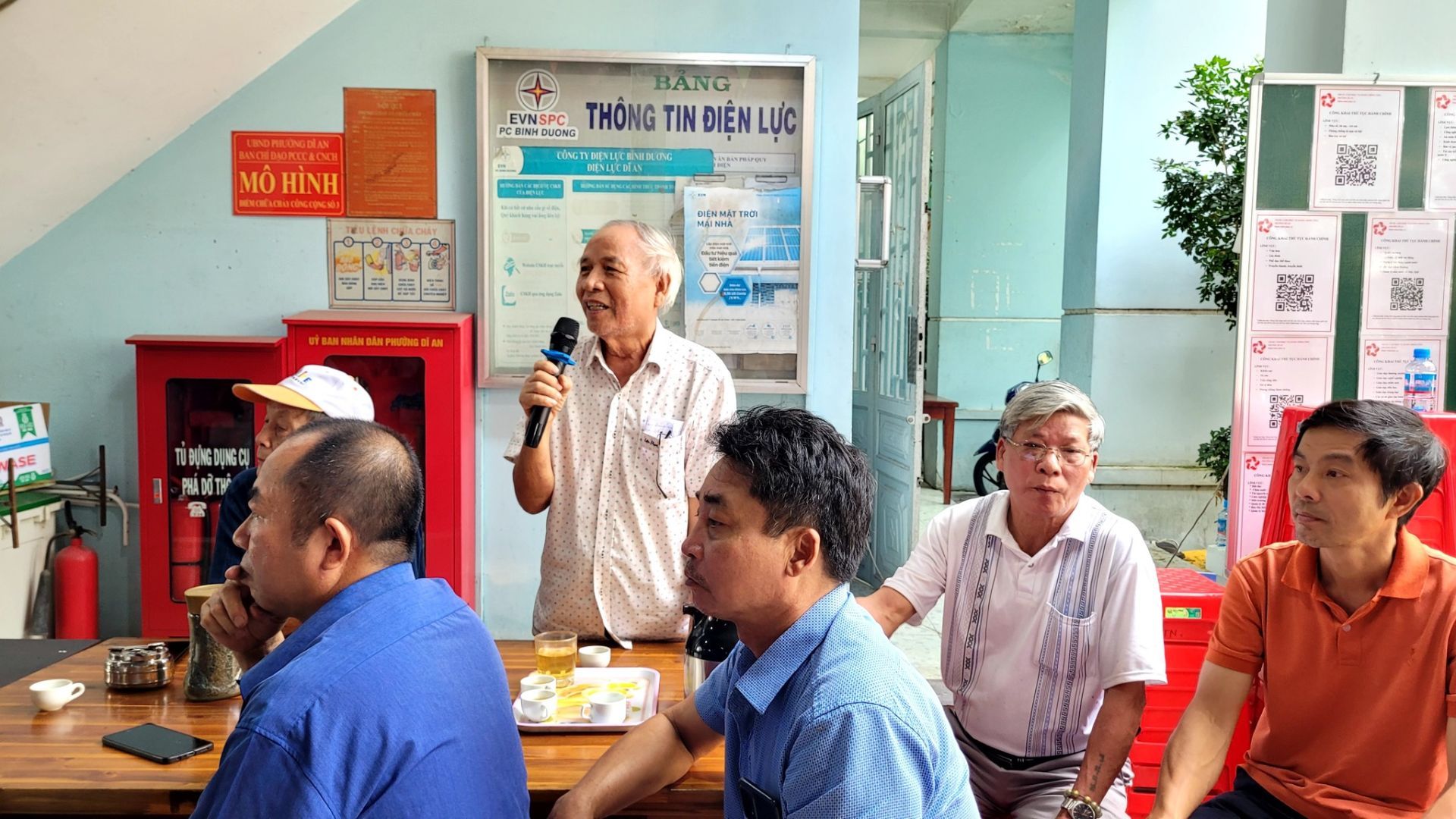 C&oacute; thể l&agrave; h&igrave;nh ảnh về một hoặc nhiều người v&agrave; văn bản