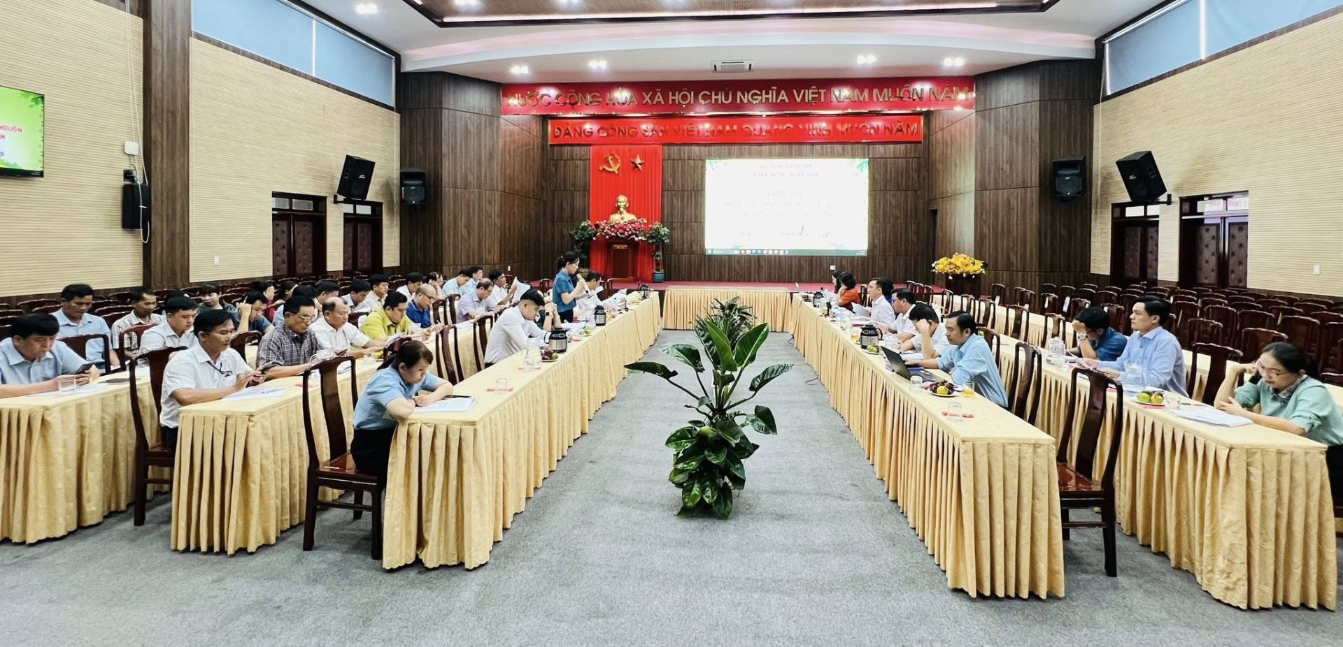 C&oacute; thể l&agrave; h&igrave;nh ảnh về 4 người, b&agrave;n v&agrave; c&aacute;i bục