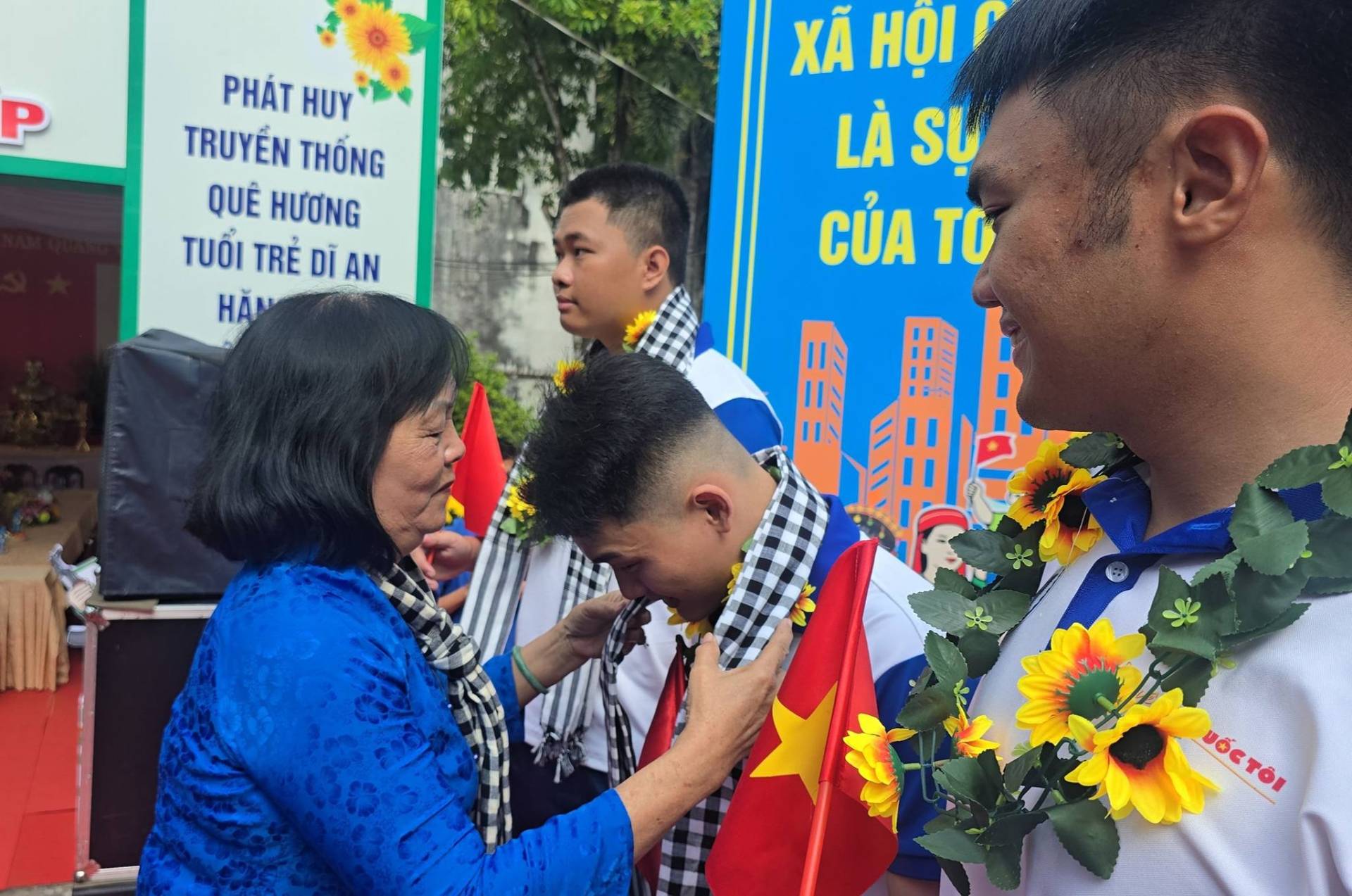 C&oacute; thể l&agrave; h&igrave;nh ảnh về một hoặc nhiều người v&agrave; văn bản cho biết 'P PH&Aacute;T PH&Aacute;THUY HUY TRUYẾNTHỐN TRUYỀN THỐNG QU&Ecirc; HƯƠNG TUỔI TRẺ DI AN HẶM H&Atilde; X&Atilde; HỘI L&Agrave; SỤ CỦA To DỐCT&Ocirc;I B5CTO1 MỐCTOI'