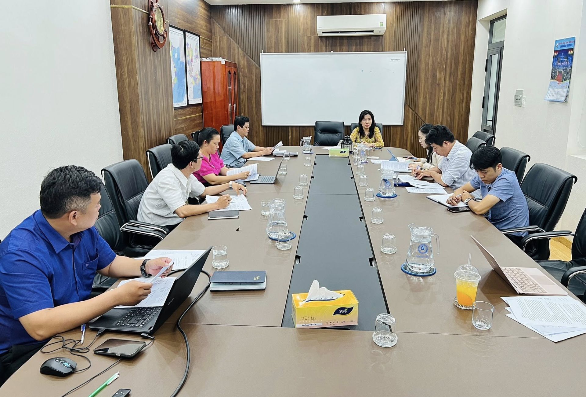 C&oacute; thể l&agrave; h&igrave;nh ảnh về 6 người, mọi người đang học, b&agrave;n v&agrave; văn bản