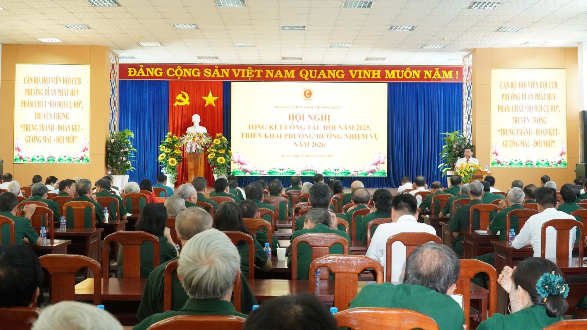 C&oacute; thể l&agrave; h&igrave;nh ảnh về c&aacute;i bục v&agrave; văn bản