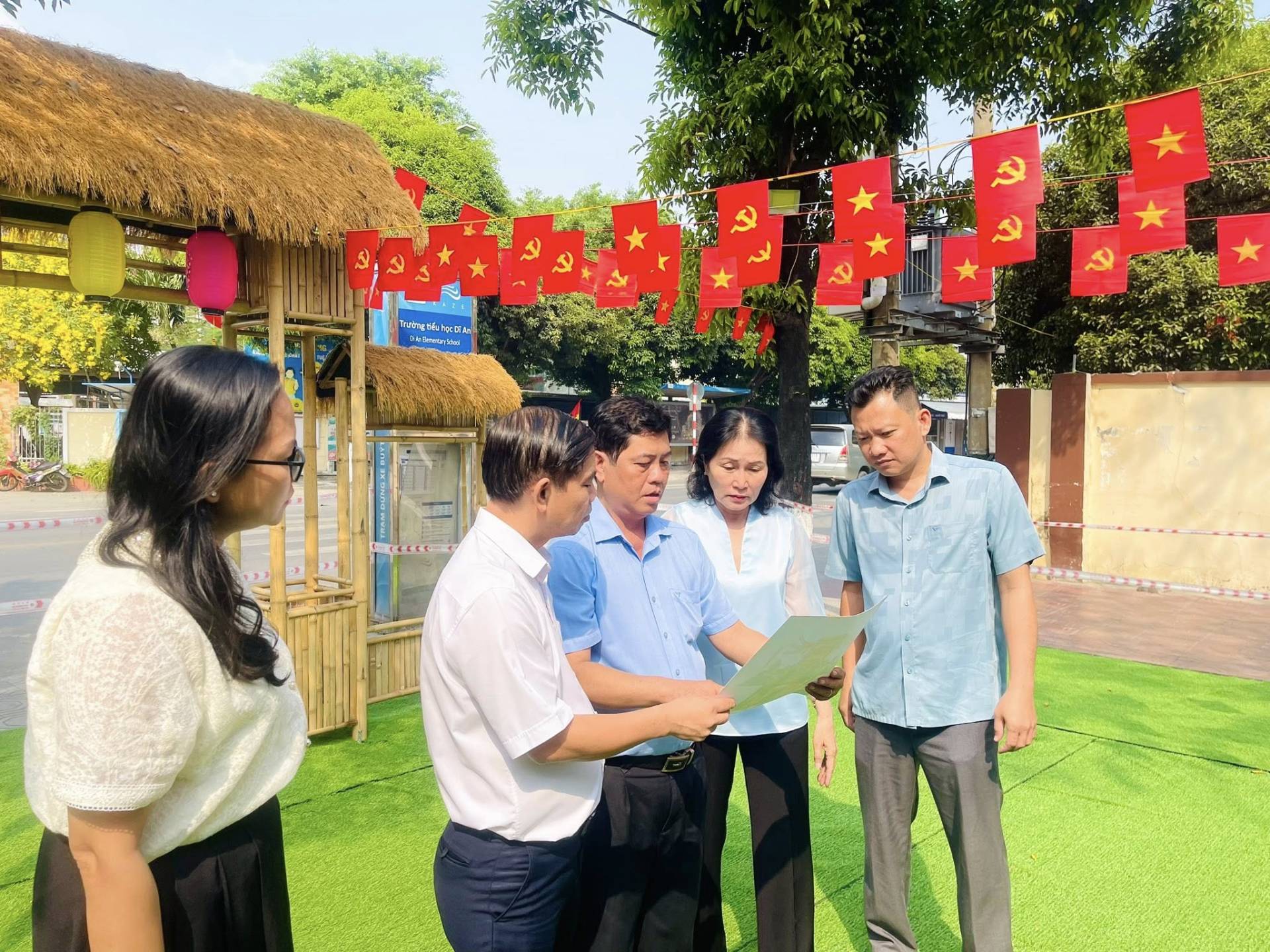 C&oacute; thể l&agrave; h&igrave;nh ảnh về một hoặc nhiều người v&agrave; văn bản