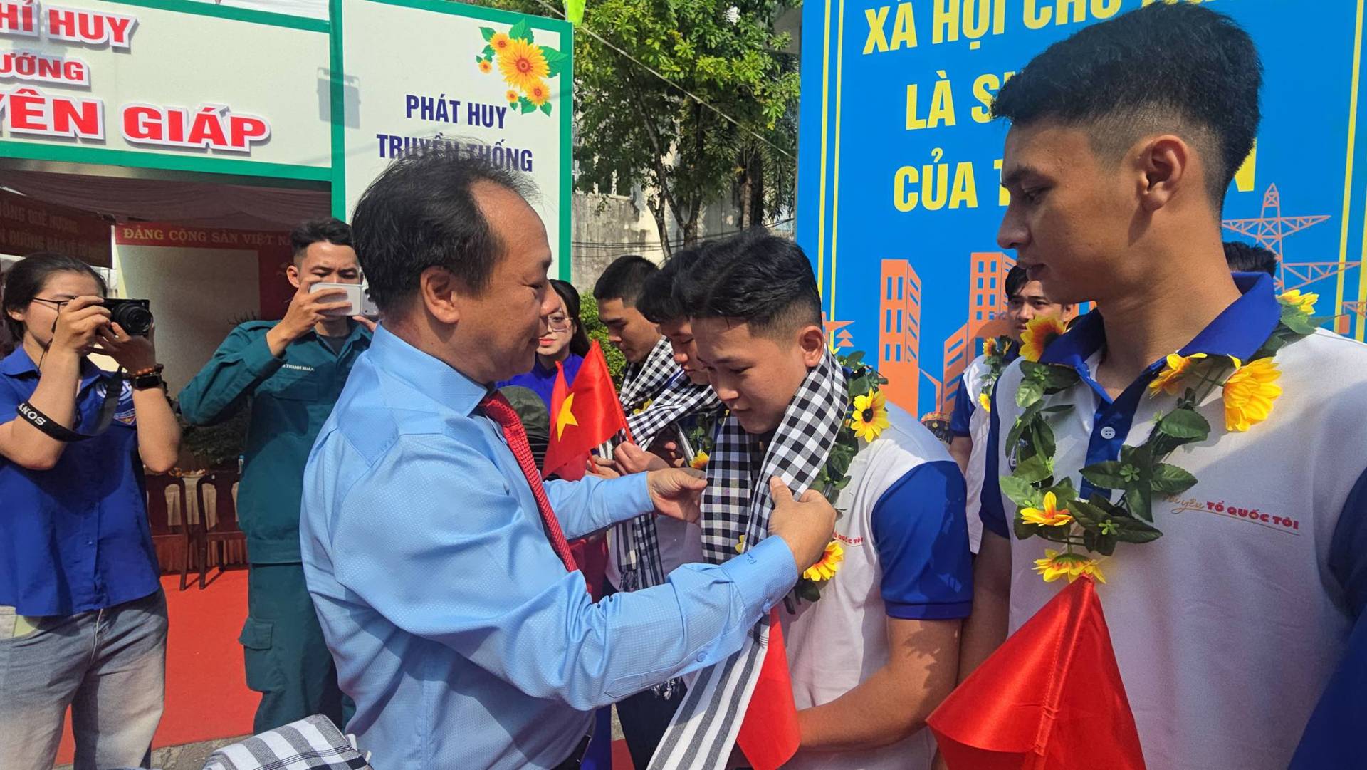 C&oacute; thể l&agrave; h&igrave;nh ảnh về một hoặc nhiều người v&agrave; văn bản cho biết 'Hί HUY ỚNG &Ecirc;N GI&Aacute;P PH&Aacute;T PH&Aacute;THUY HUY TRUMG NTHỐNG ONG XA HỤI Uno L&Agrave; S CỦA J WOS သးမံမေတေ ရွည်'