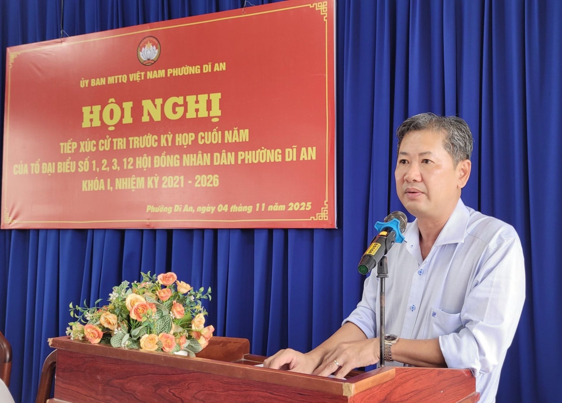 C&oacute; thể l&agrave; h&igrave;nh ảnh về c&aacute;i bục v&agrave; văn bản cho biết '蝸 ỦY BAN MTTO VIỆT NAM PHƯỞNG DĨ AN HỘI NGHỊ TIẾP X&Uacute;C CỬ TRI TRƯỚC KY HỌP CUỐI NĂM CỦA ỔĐẠI BIỂU SỐ USỐ1,2,3, ,2,3, 12 HỘI ĐỐNG NH&Acirc;N D&Acirc;N PHƯỞNG DĨ AN KH&Oacute;A I, NHIỆM KỲ 2021 2026 Phưỡng i&Acirc;n, ng&agrave;y 04 th&aacute;ng 11 năm 2025 ১নট'