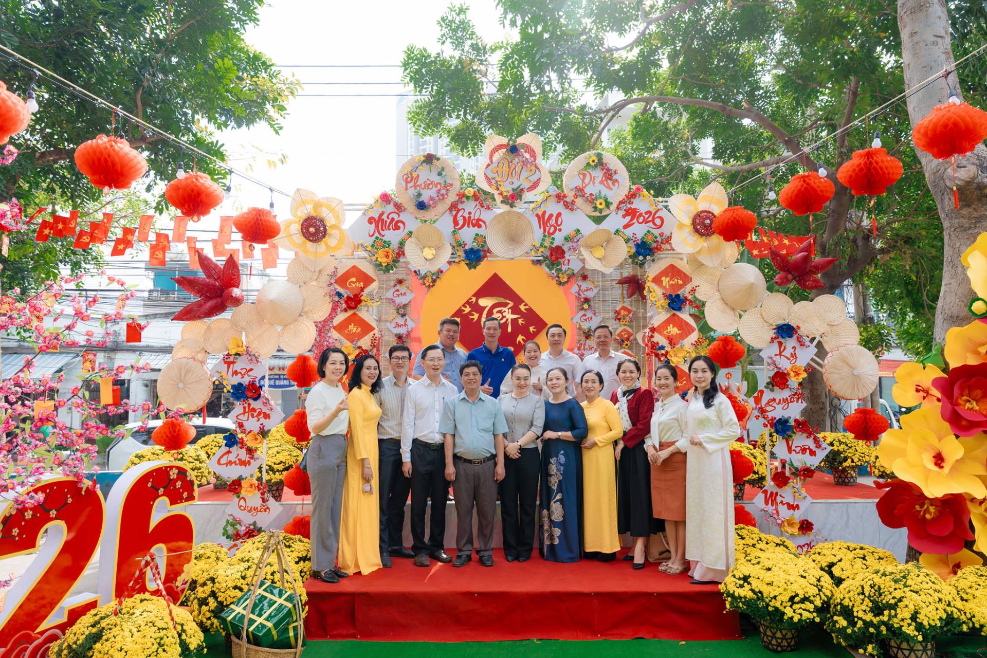 C&oacute; thể l&agrave; h&igrave;nh ảnh về hoa, c&aacute;i bục v&agrave; văn bản