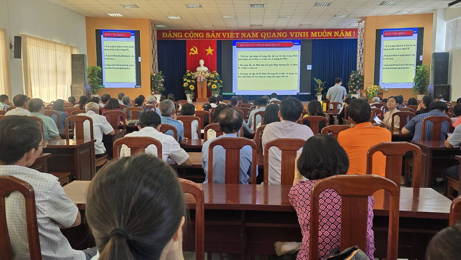 C&oacute; thể l&agrave; h&igrave;nh ảnh về một hoặc nhiều người, mọi người đang học, c&aacute;i bục v&agrave; văn bản