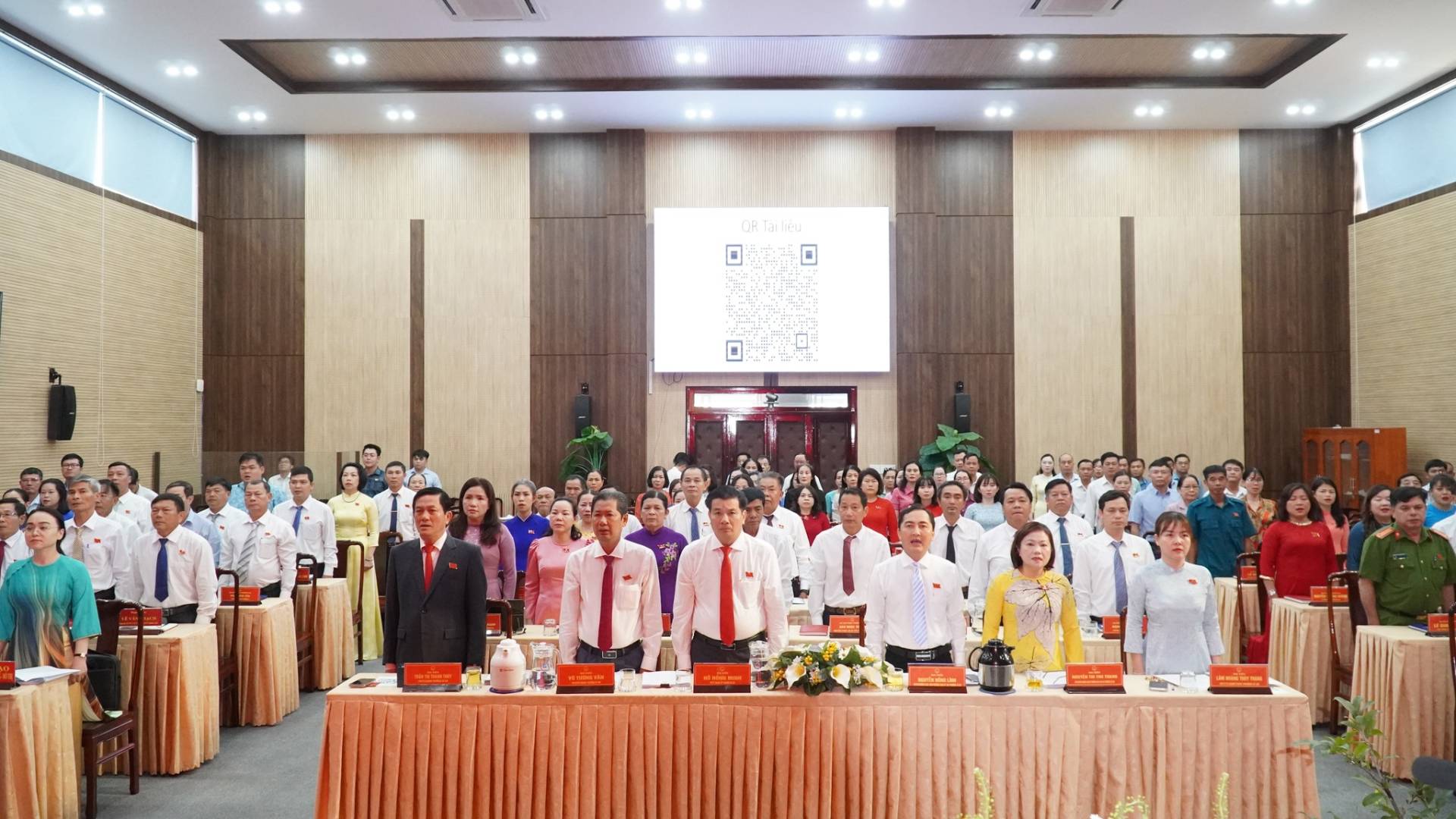 C&oacute; thể l&agrave; h&igrave;nh ảnh về một hoặc nhiều người, đền thờ, c&aacute;i bục v&agrave; văn bản