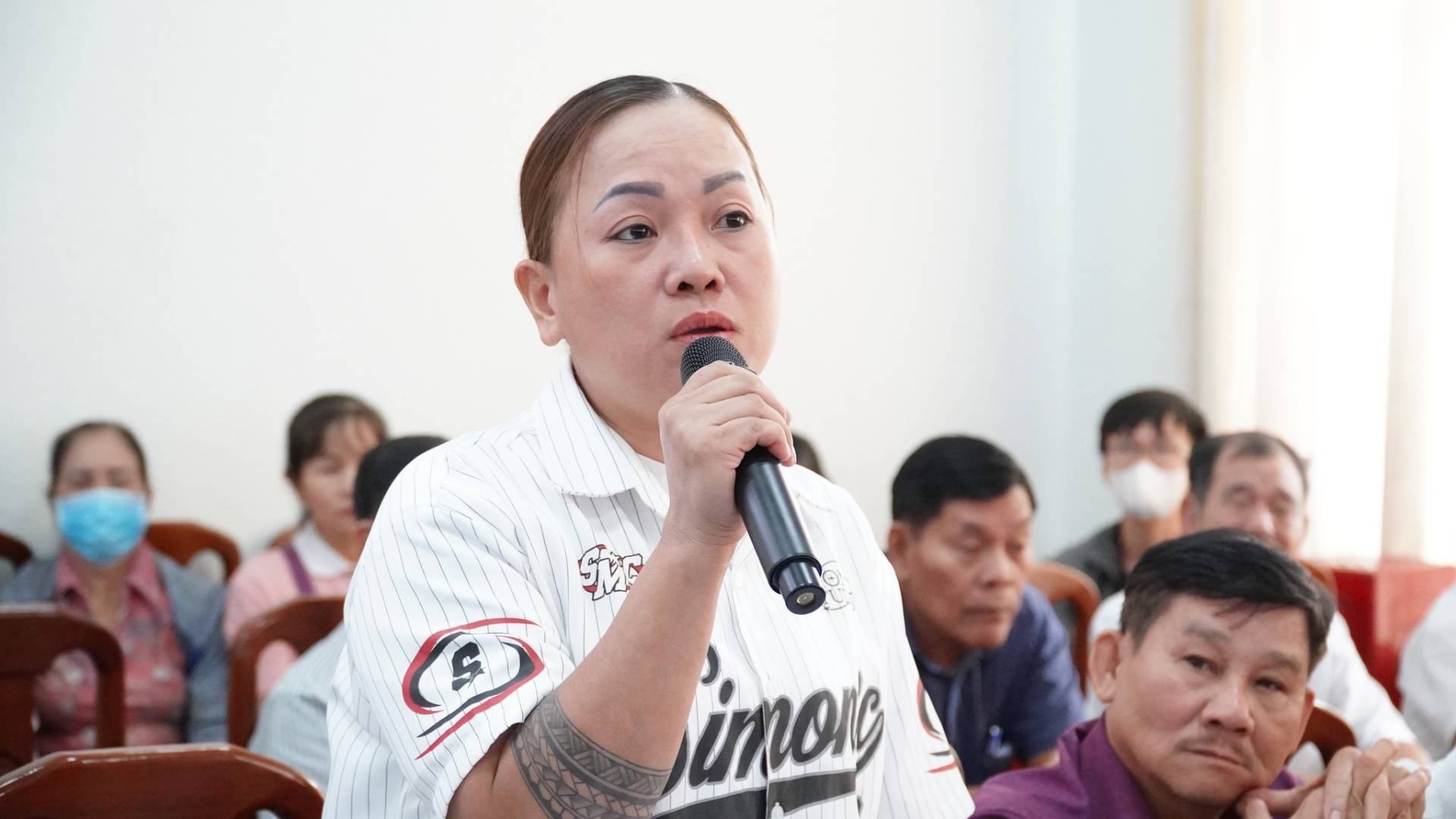 C&oacute; thể l&agrave; h&igrave;nh ảnh về một hoặc nhiều người v&agrave; văn bản