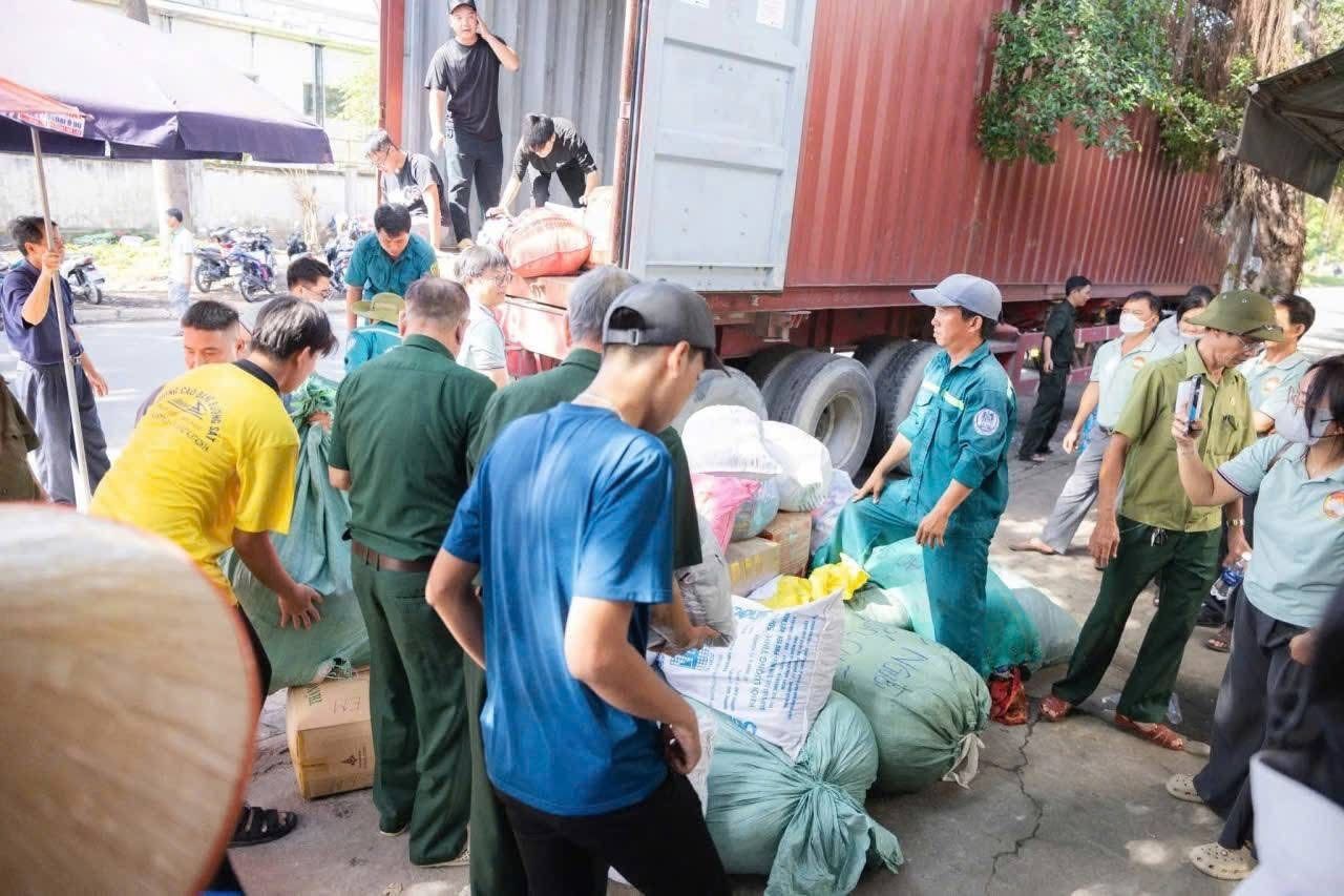 C&oacute; thể l&agrave; h&igrave;nh ảnh về một hoặc nhiều người