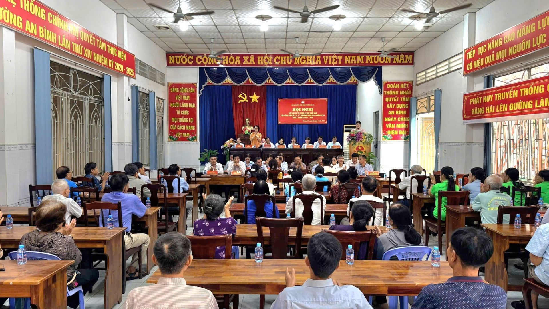 C&oacute; thể l&agrave; h&igrave;nh ảnh về một hoặc nhiều người, đền thờ v&agrave; văn bản