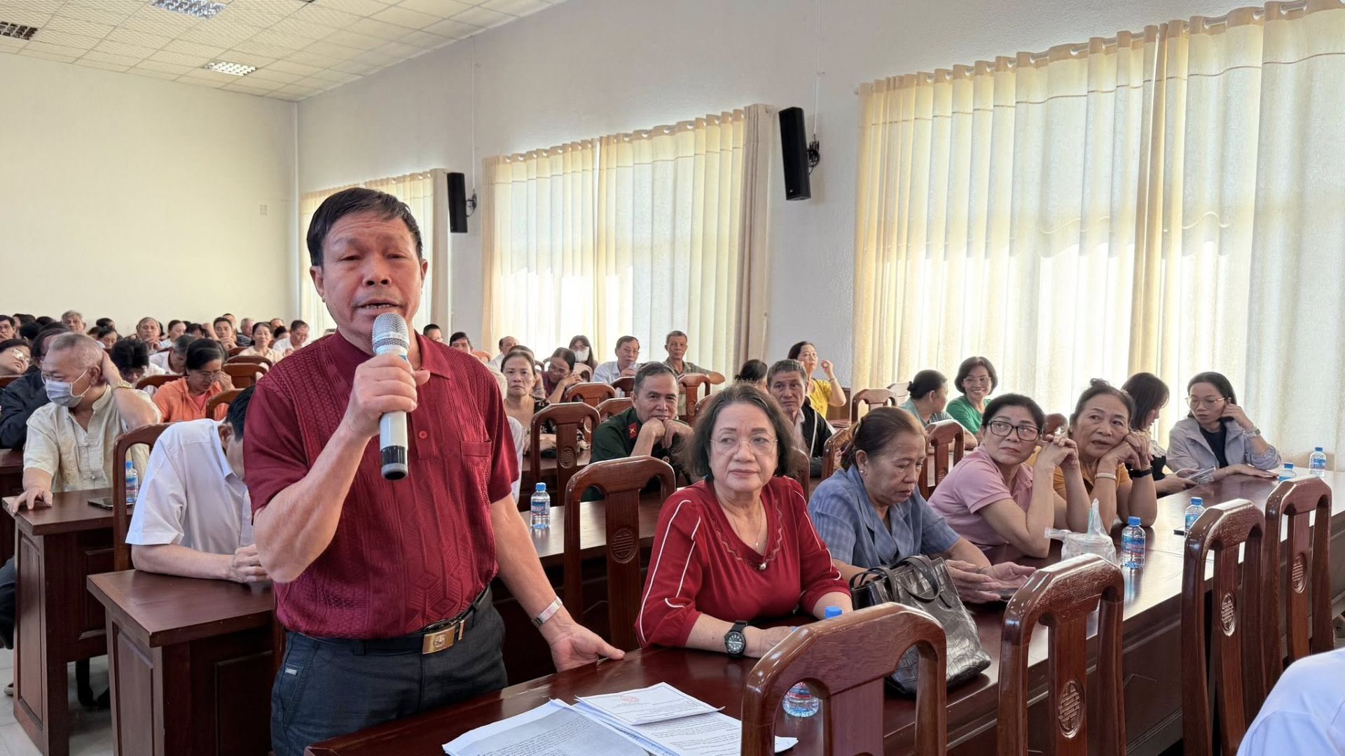 C&oacute; thể l&agrave; h&igrave;nh ảnh về một hoặc nhiều người v&agrave; văn bản