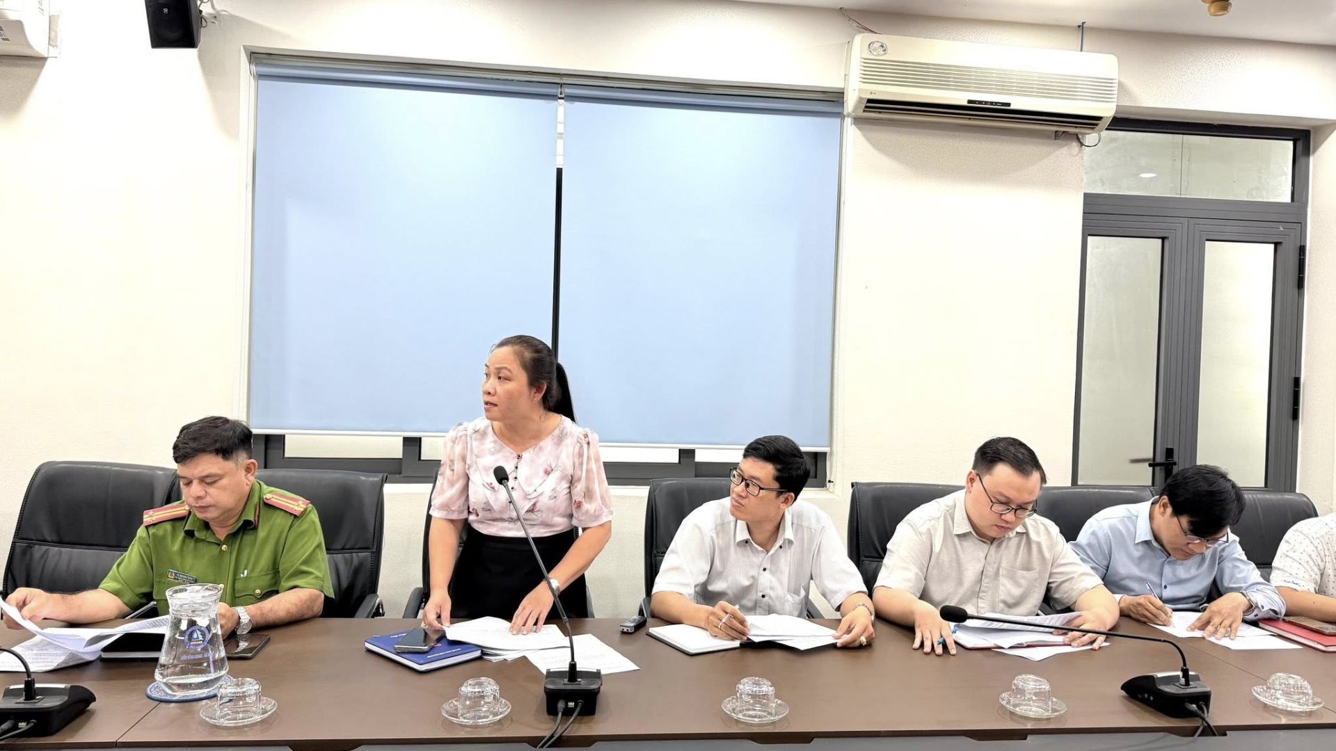 C&oacute; thể l&agrave; h&igrave;nh ảnh về 6 người, mọi người đang học v&agrave; b&agrave;n