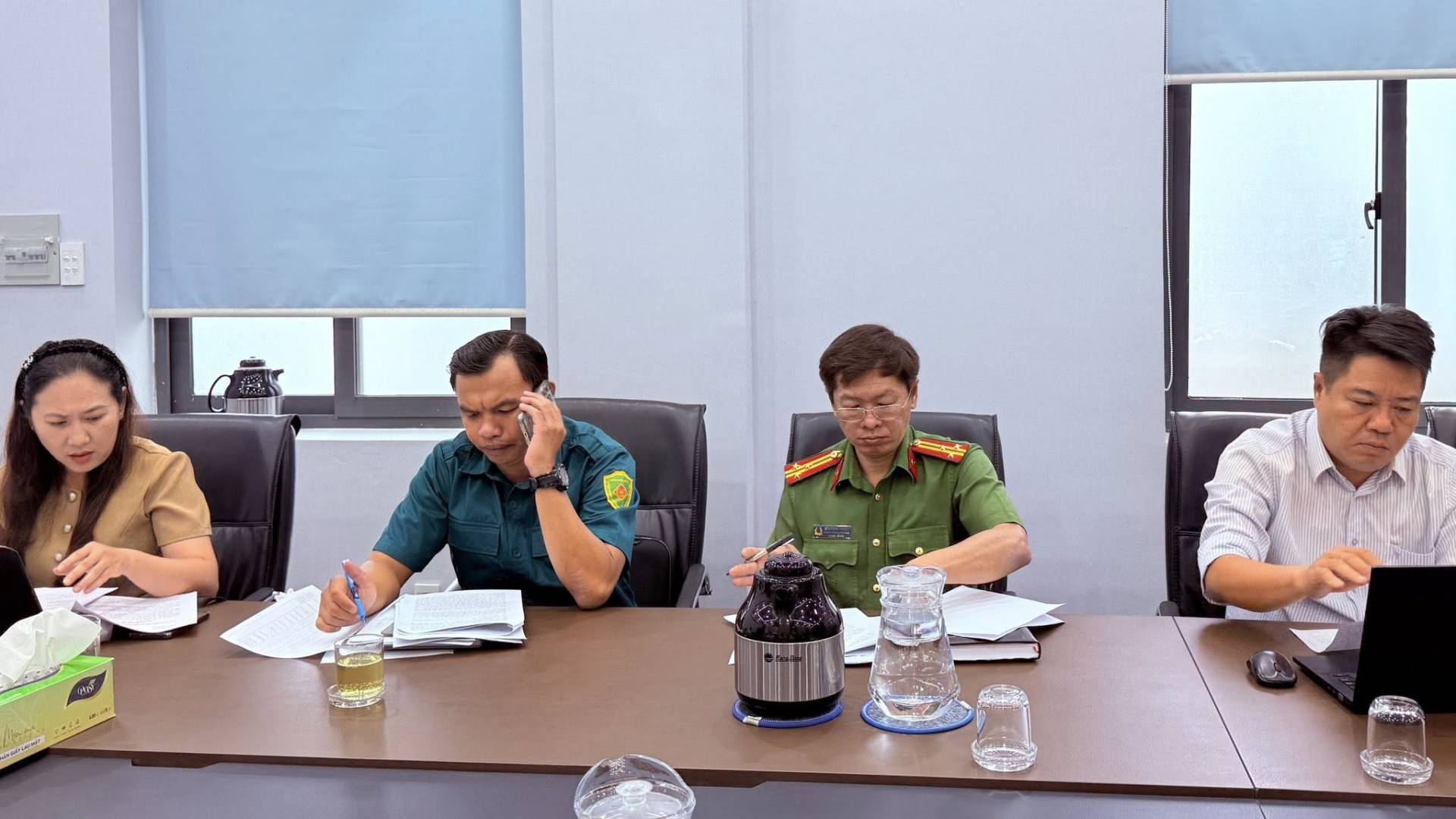 C&oacute; thể l&agrave; h&igrave;nh ảnh về một hoặc nhiều người, mọi người đang học, b&agrave;n v&agrave; văn bản