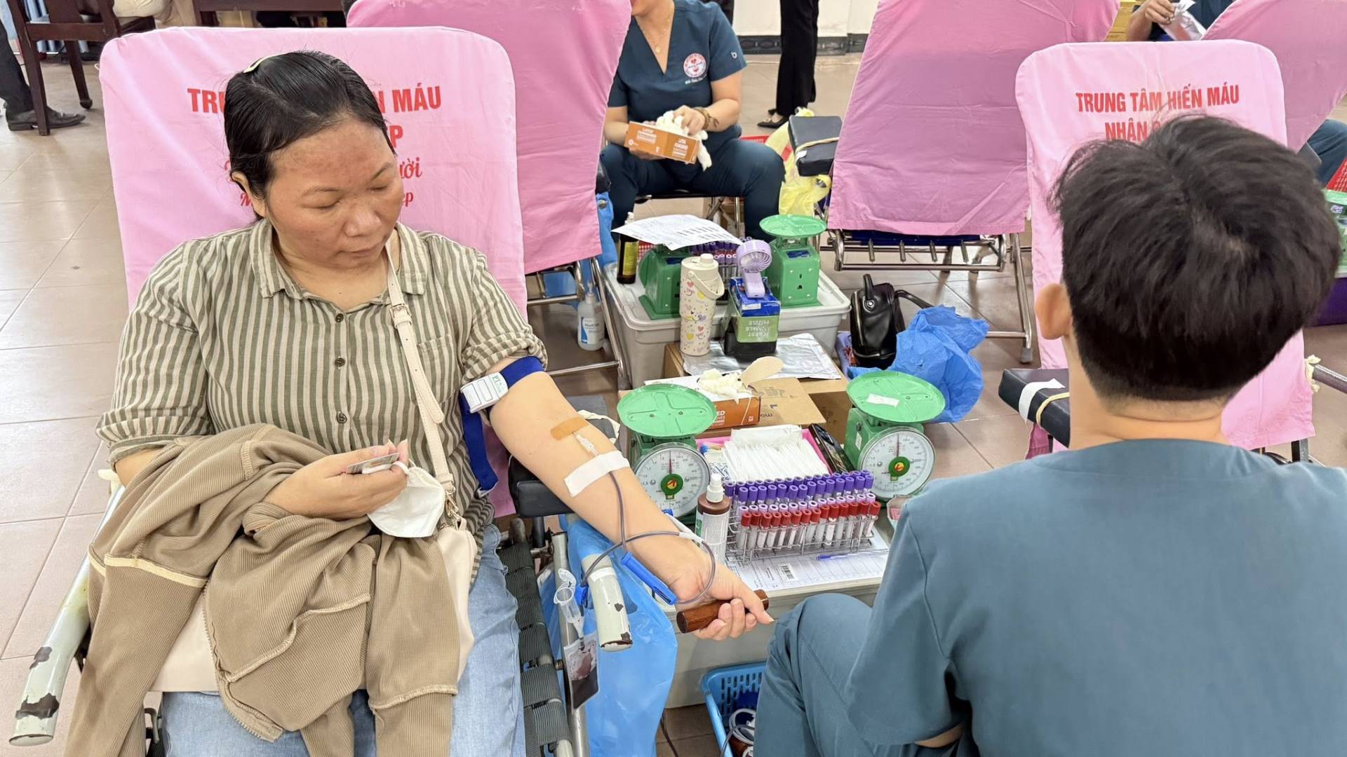 C&oacute; thể l&agrave; h&igrave;nh ảnh về một hoặc nhiều người, bệnh viện v&agrave; văn bản cho biết 'TR M&Aacute;U I M&Aacute;U P rời P TRUNG T&Acirc;M TRUNGTAN-M&Eacute;NMAU HI&Ecirc;N M&Aacute;U NHẬN'