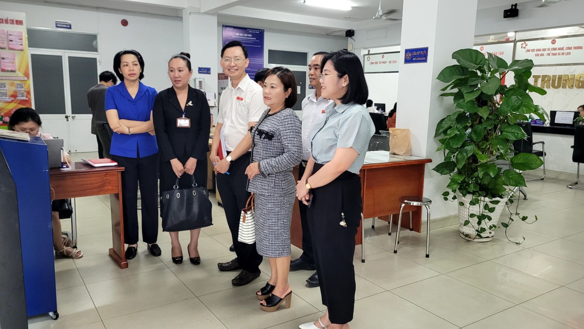 C&oacute; thể l&agrave; h&igrave;nh ảnh về một hoặc nhiều người, ph&ograve;ng tin tức v&agrave; văn bản