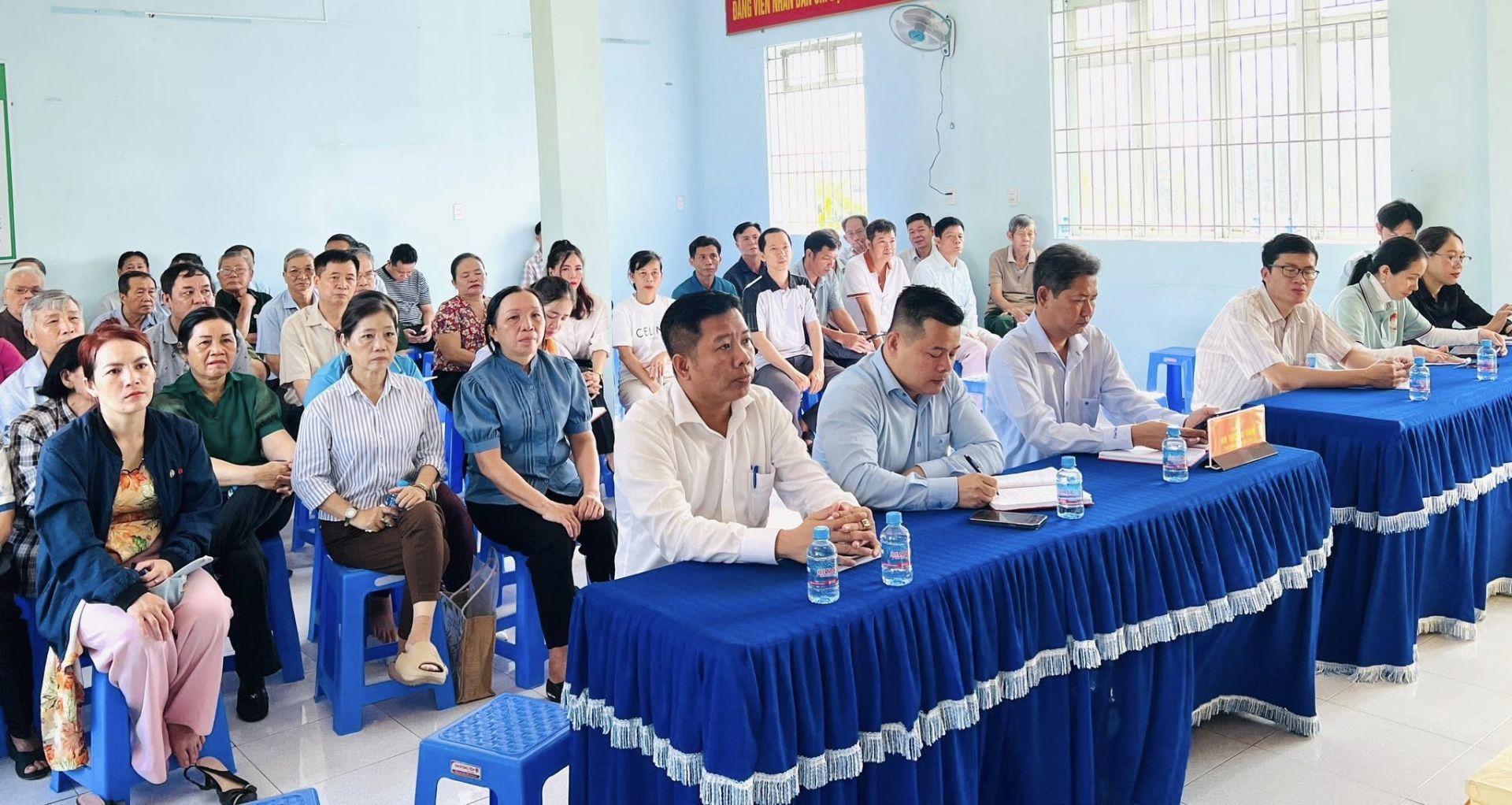 C&oacute; thể l&agrave; h&igrave;nh ảnh về một hoặc nhiều người, c&aacute;i bục v&agrave; văn bản