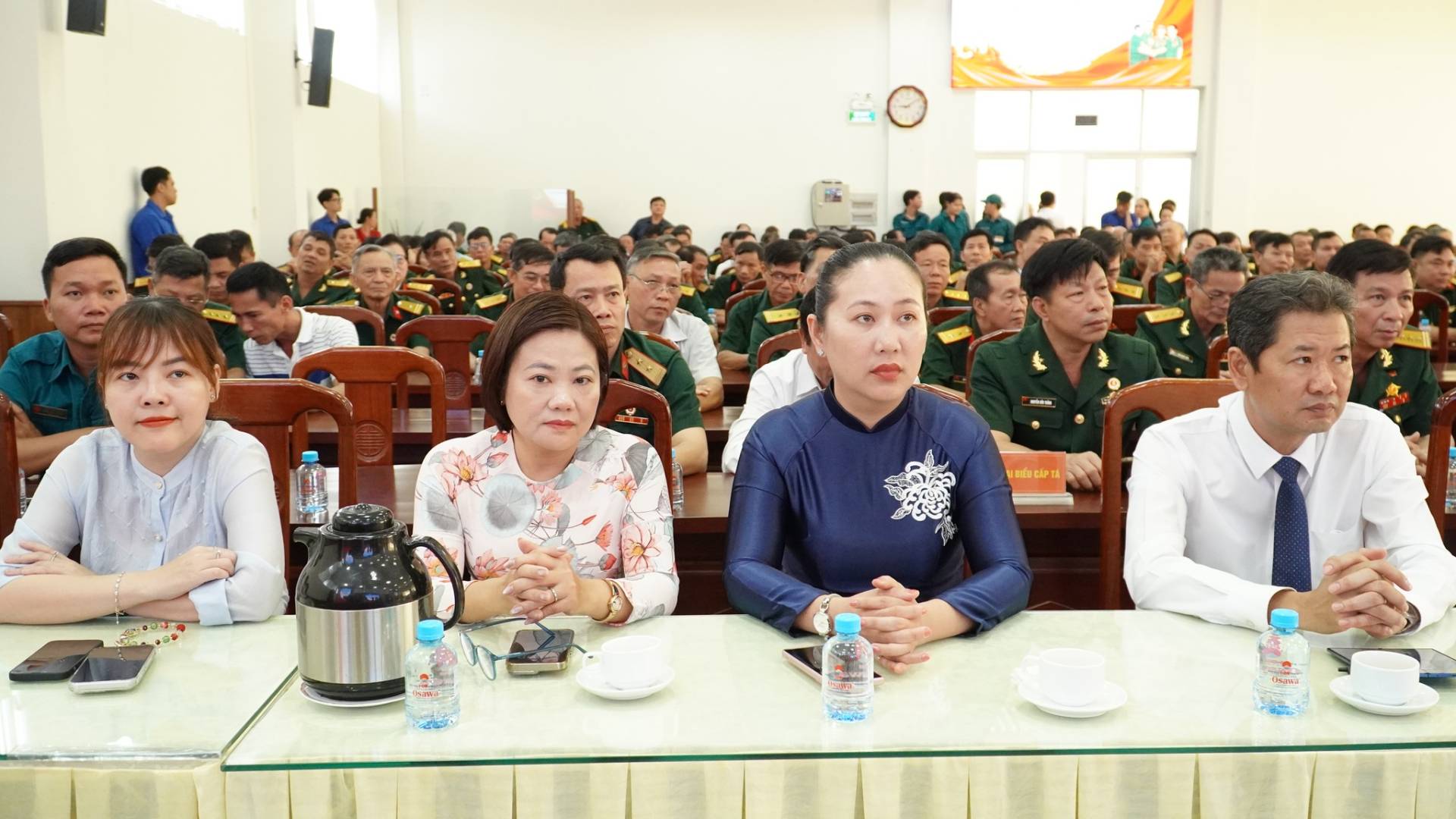 C&oacute; thể l&agrave; h&igrave;nh ảnh về một hoặc nhiều người v&agrave; văn bản