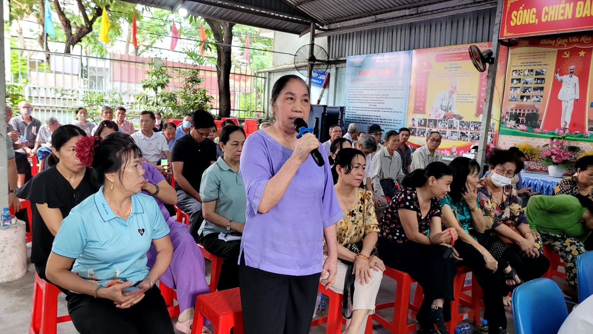 C&oacute; thể l&agrave; h&igrave;nh ảnh về một hoặc nhiều người, loa v&agrave; văn bản