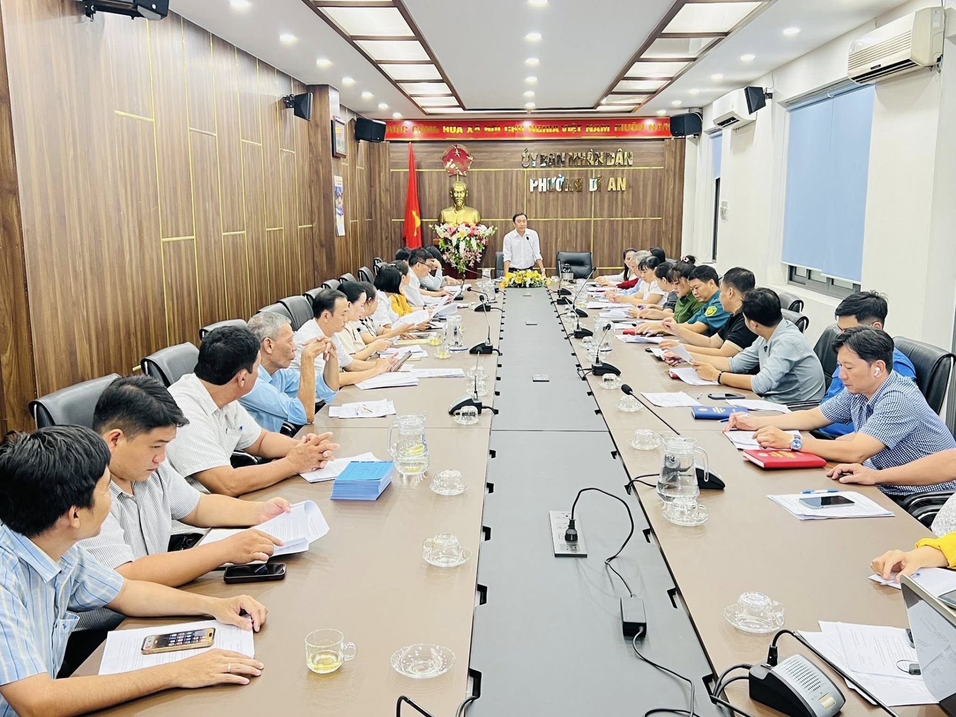 C&oacute; thể l&agrave; h&igrave;nh ảnh về 7 người, mọi người đang học, b&agrave;n v&agrave; văn bản