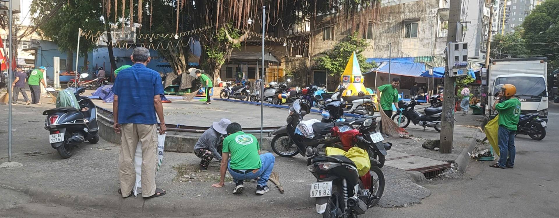 C&oacute; thể l&agrave; h&igrave;nh ảnh về một hoặc nhiều người, xe m&ocirc;t&ocirc;, xe scooter v&agrave; văn bản cho biết '3226L न D 61-C1 678.82'