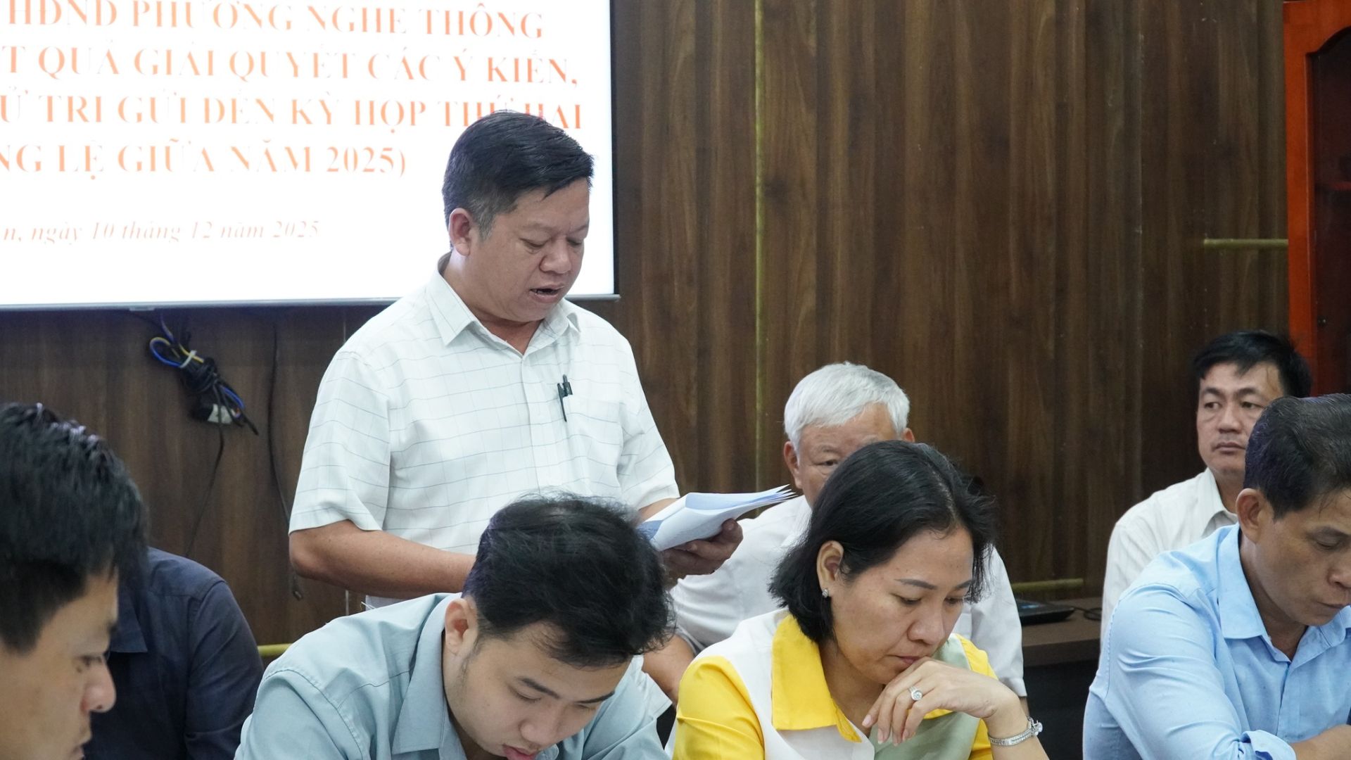 C&oacute; thể l&agrave; h&igrave;nh ảnh về một hoặc nhiều người, mọi người đang học v&agrave; văn bản