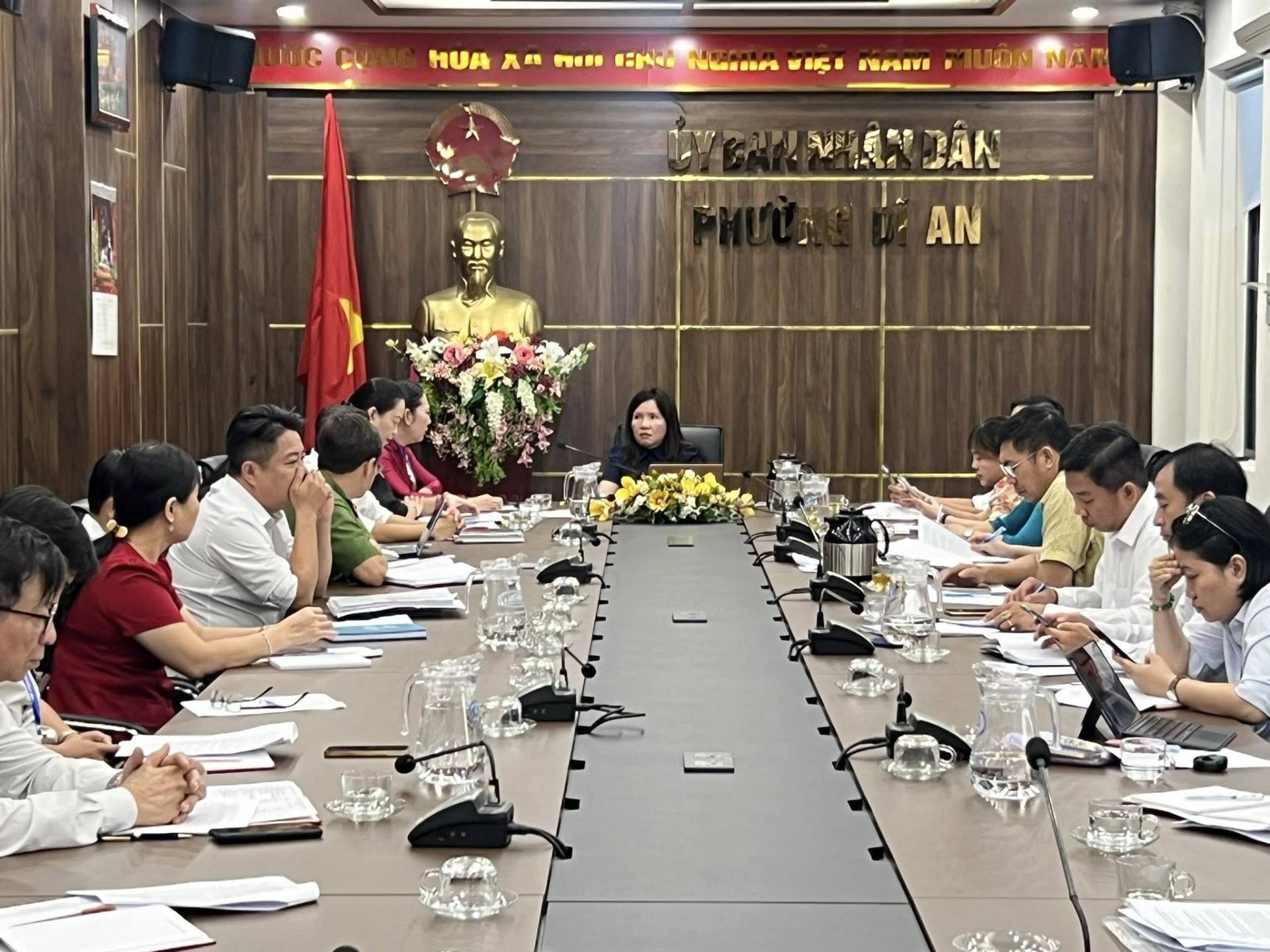 C&oacute; thể l&agrave; h&igrave;nh ảnh về một hoặc nhiều người v&agrave; văn bản