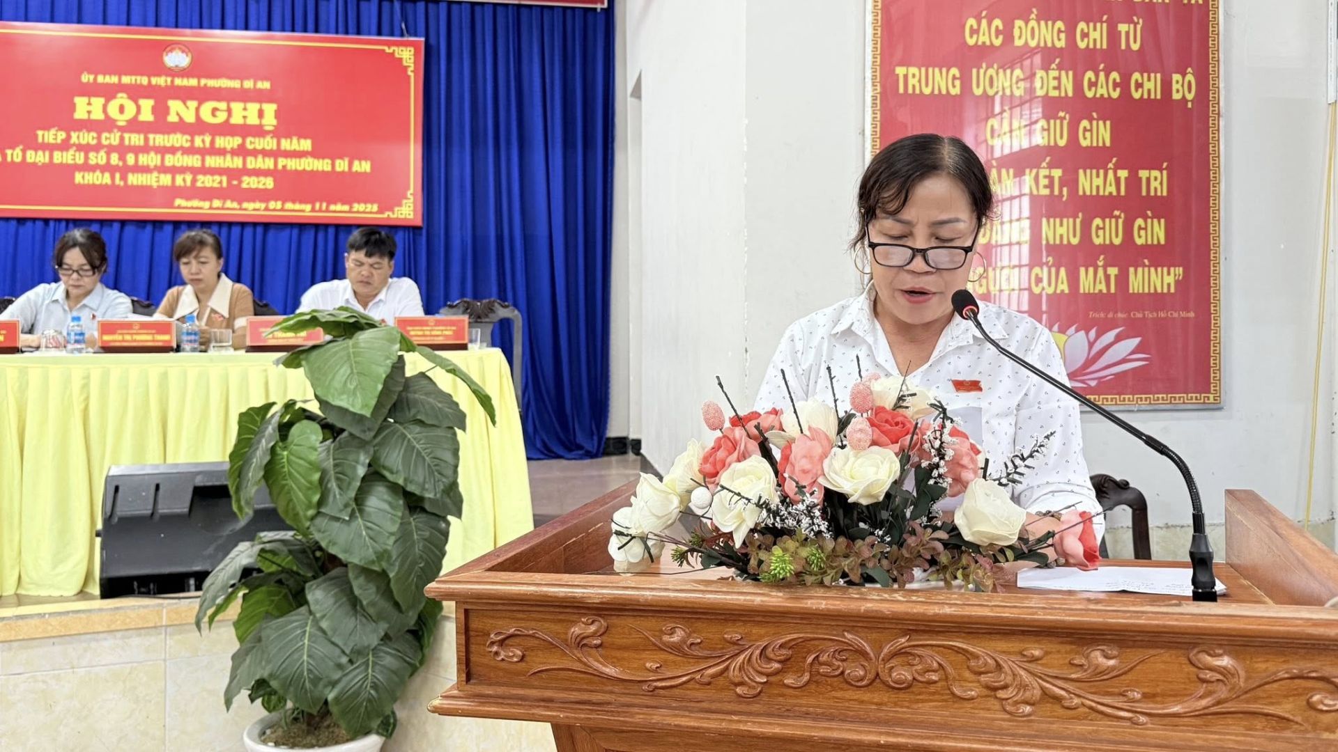 C&oacute; thể l&agrave; h&igrave;nh ảnh về c&aacute;i bục v&agrave; văn bản cho biết '&tau;ό จัำ MITO 場A HAM PEOBHE AN HỘI NGHI TIẾP xoc TRI CƯỚI BIỂU B&Ocirc;NG NH&Acirc;N PHƯƠNG DI AN KHOA NHIỆM 2021 2028 製 2023 C&Aacute;C ĐỒNG CH&Iacute; TỪ TRUNG ƯONGD&Eacute;N Đ&Eacute;N C&Aacute;C CHI BỘ เ GİN AMUK&Eacute;T, NHẤT TR&Iacute; NHƯ GIỮ G&Igrave;N GUCTCUA MẮT M&Igrave;NH" መረመረቤ።'