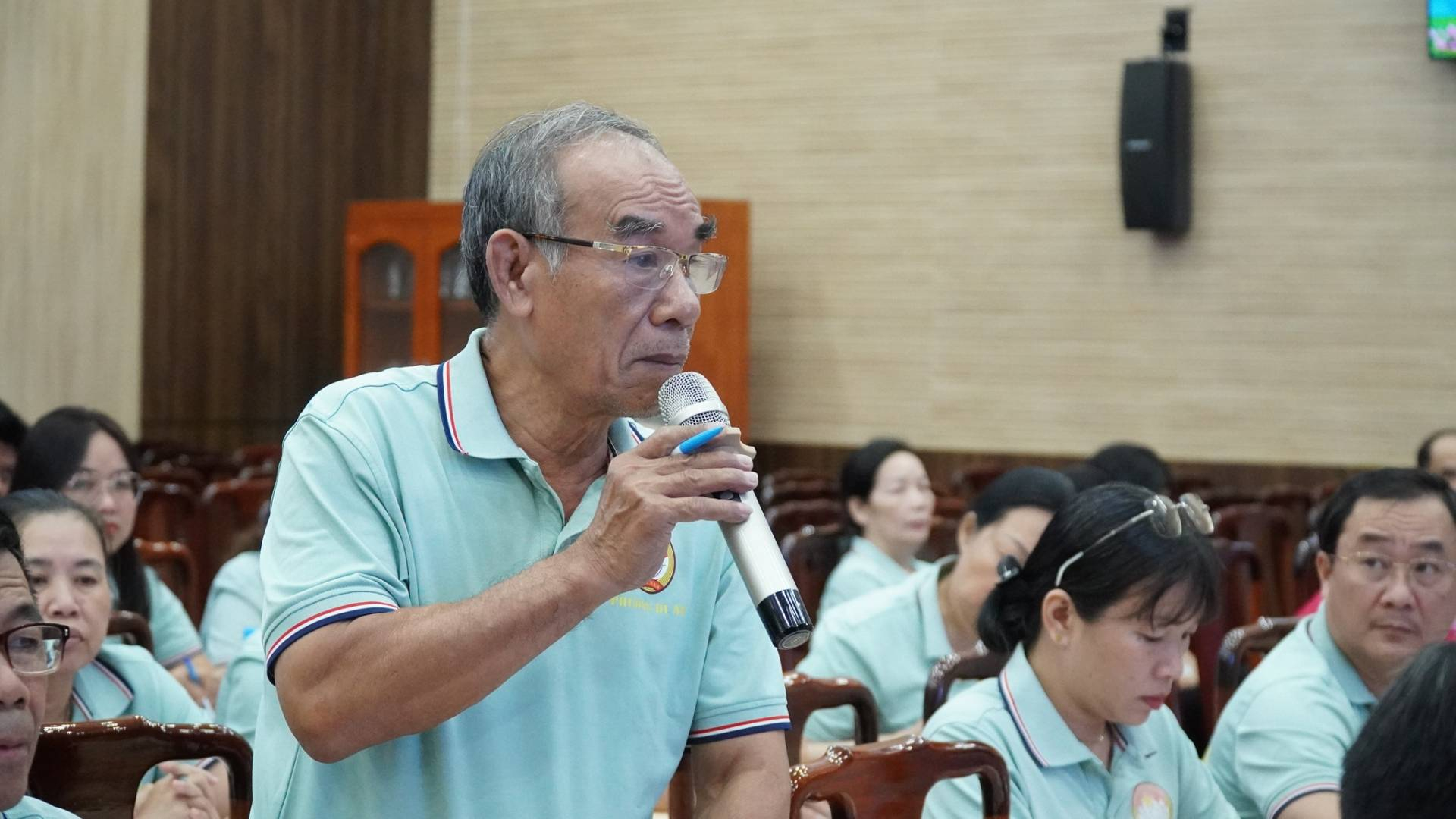 C&oacute; thể l&agrave; h&igrave;nh ảnh về một hoặc nhiều người v&agrave; văn bản