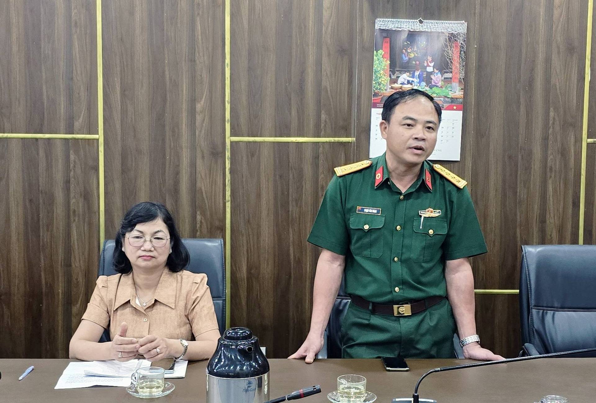 C&oacute; thể l&agrave; h&igrave;nh ảnh về một hoặc nhiều người v&agrave; văn bản