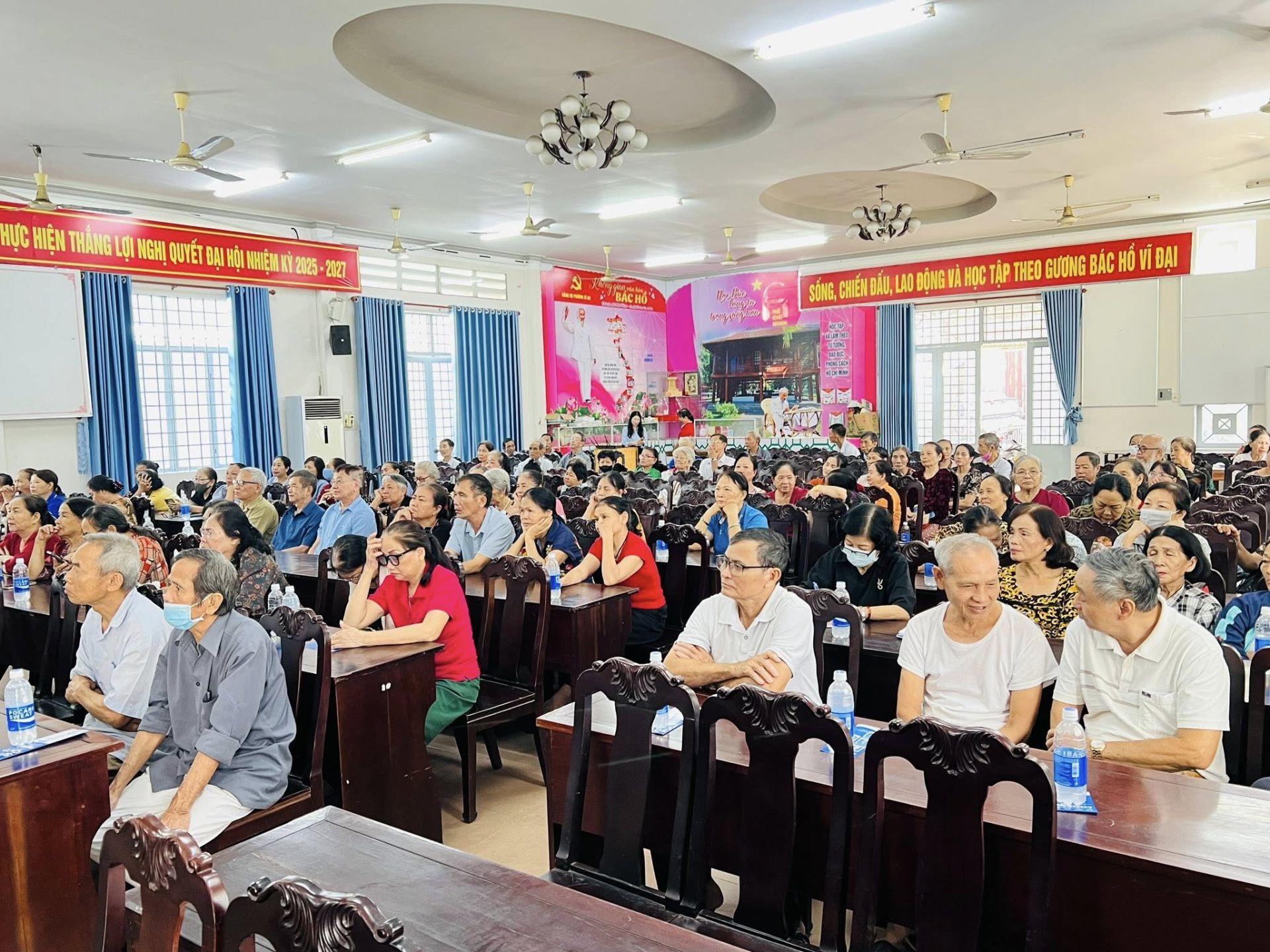 C&oacute; thể l&agrave; h&igrave;nh ảnh về một hoặc nhiều người, đ&aacute;m đ&ocirc;ng v&agrave; văn bản