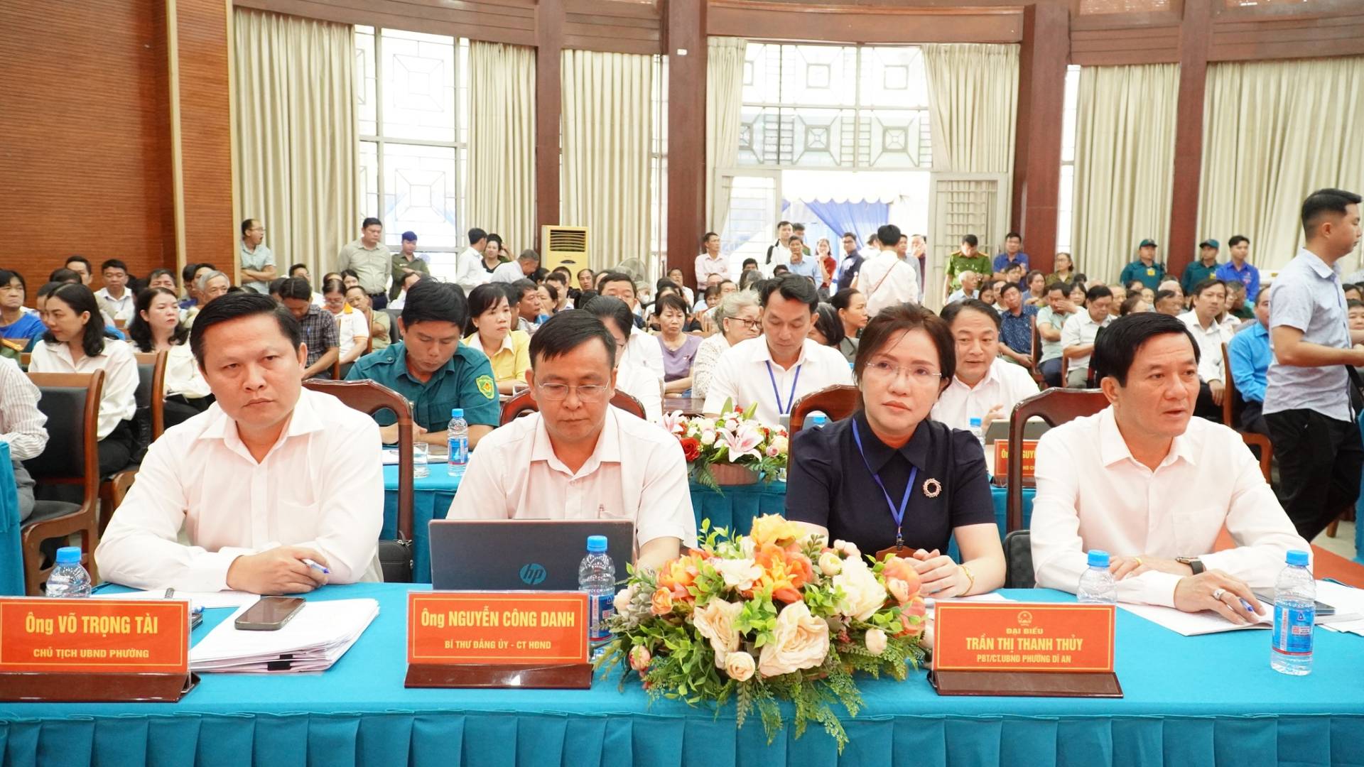 C&oacute; thể l&agrave; h&igrave;nh ảnh về một hoặc nhiều người, c&aacute;i bục v&agrave; văn bản