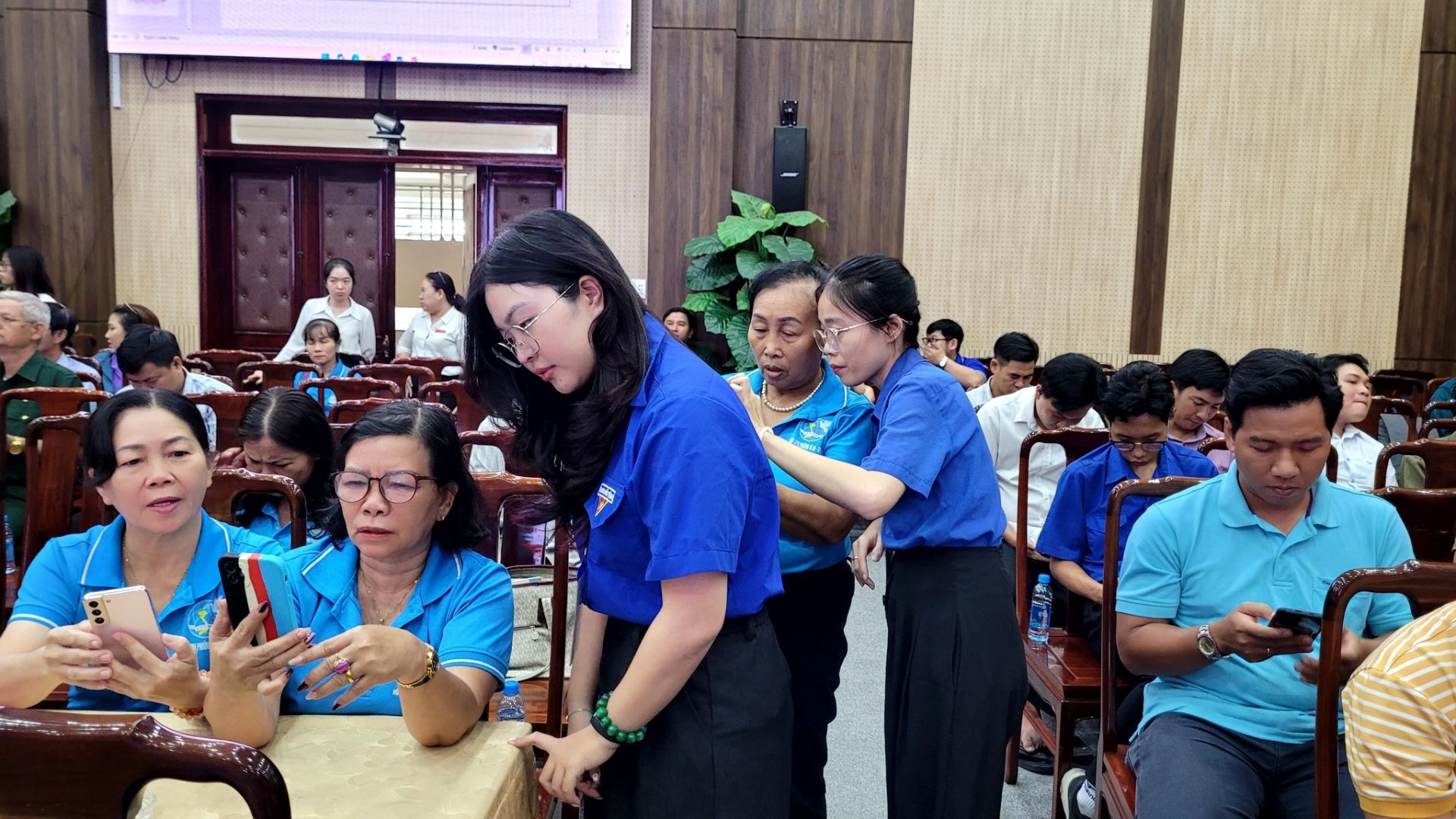 C&oacute; thể l&agrave; h&igrave;nh ảnh về một hoặc nhiều người, mọi người đang học v&agrave; văn bản